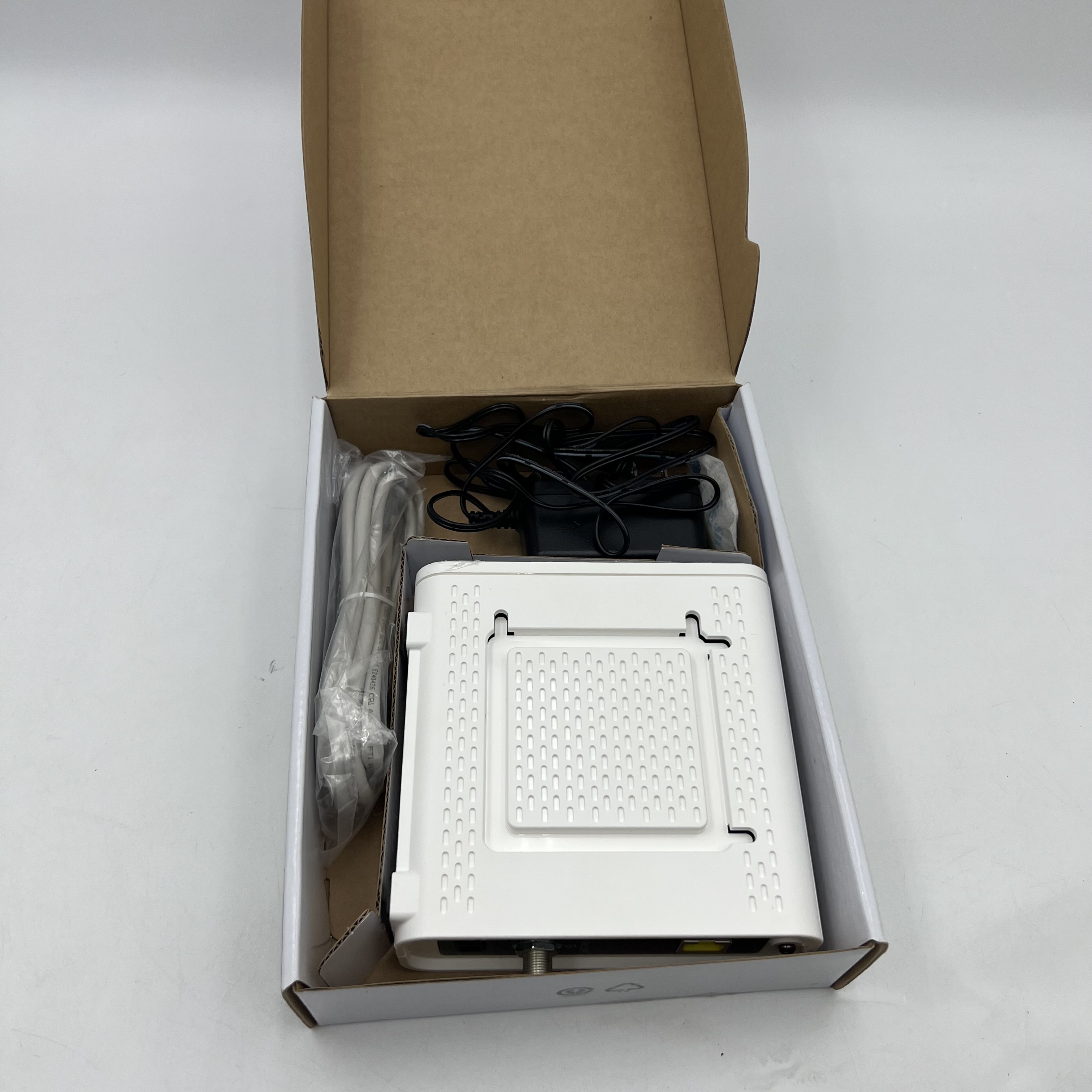Arris SURFboard DOCSIS 3.0 Cable Modem SB6190 - Photo 2