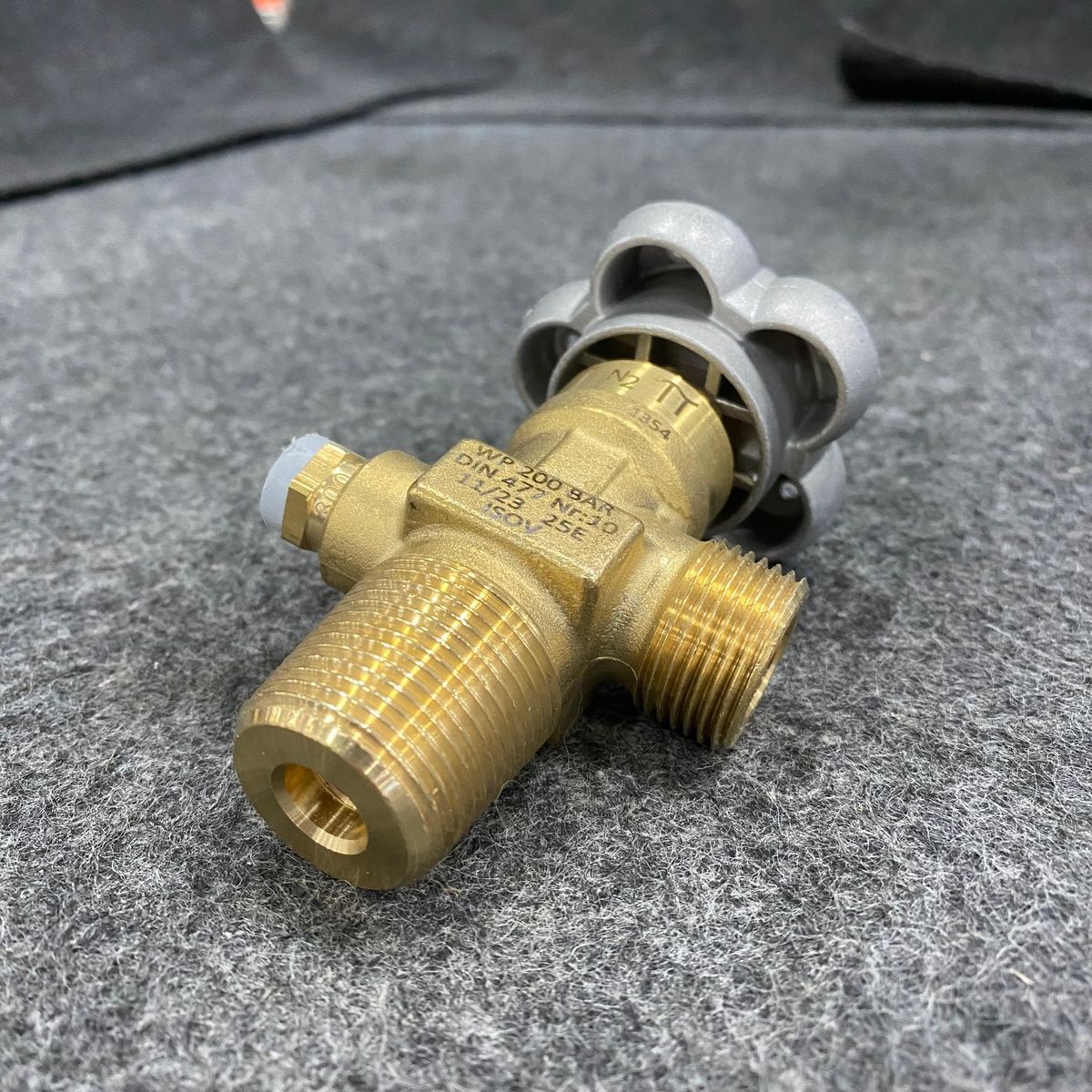 KASWELD Oxygen Cylinder – WP 200 BAR DIN 477 25E - Photo 4