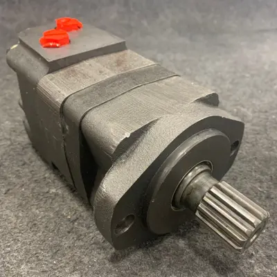 Standard Mount Hydraulic Motor WF 104-1033 at Heavy Equipment, Parts & Attachments in new_open_box condition