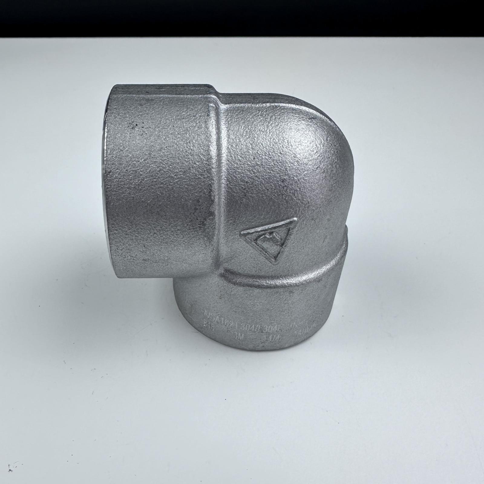 1-1/4" Iron 90 Degree Pipe Fitting Elbow - Photo 3