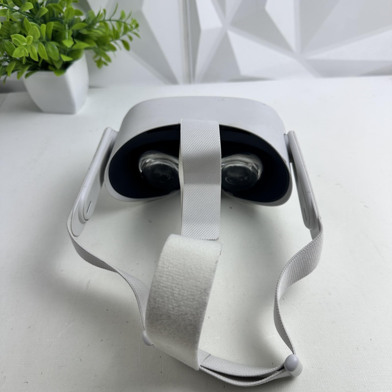 Meta Oculus Quest 2 128GB Standalone VR Headset - Photo 2