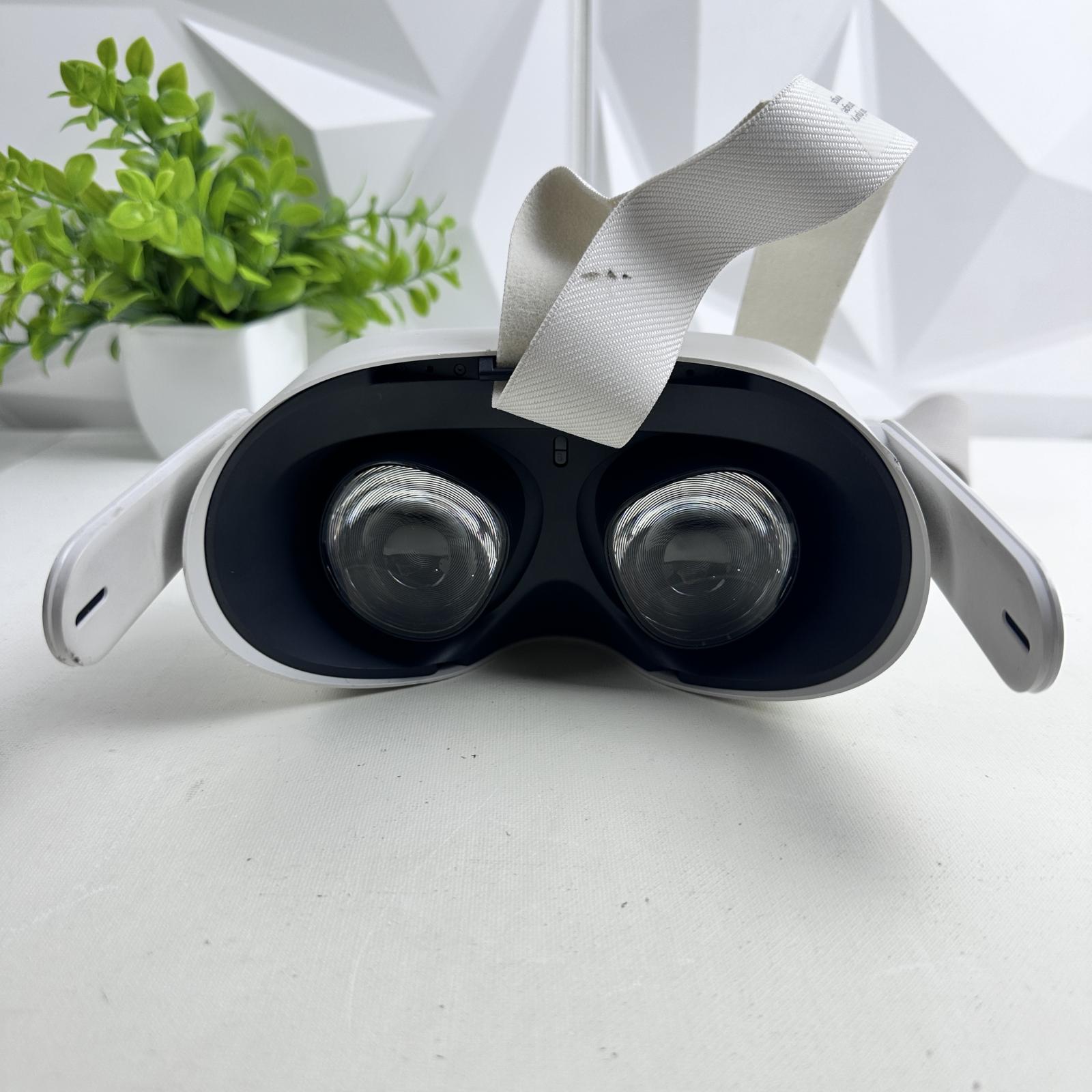 Meta Oculus Quest 2 128GB Standalone VR Headset - Photo 3