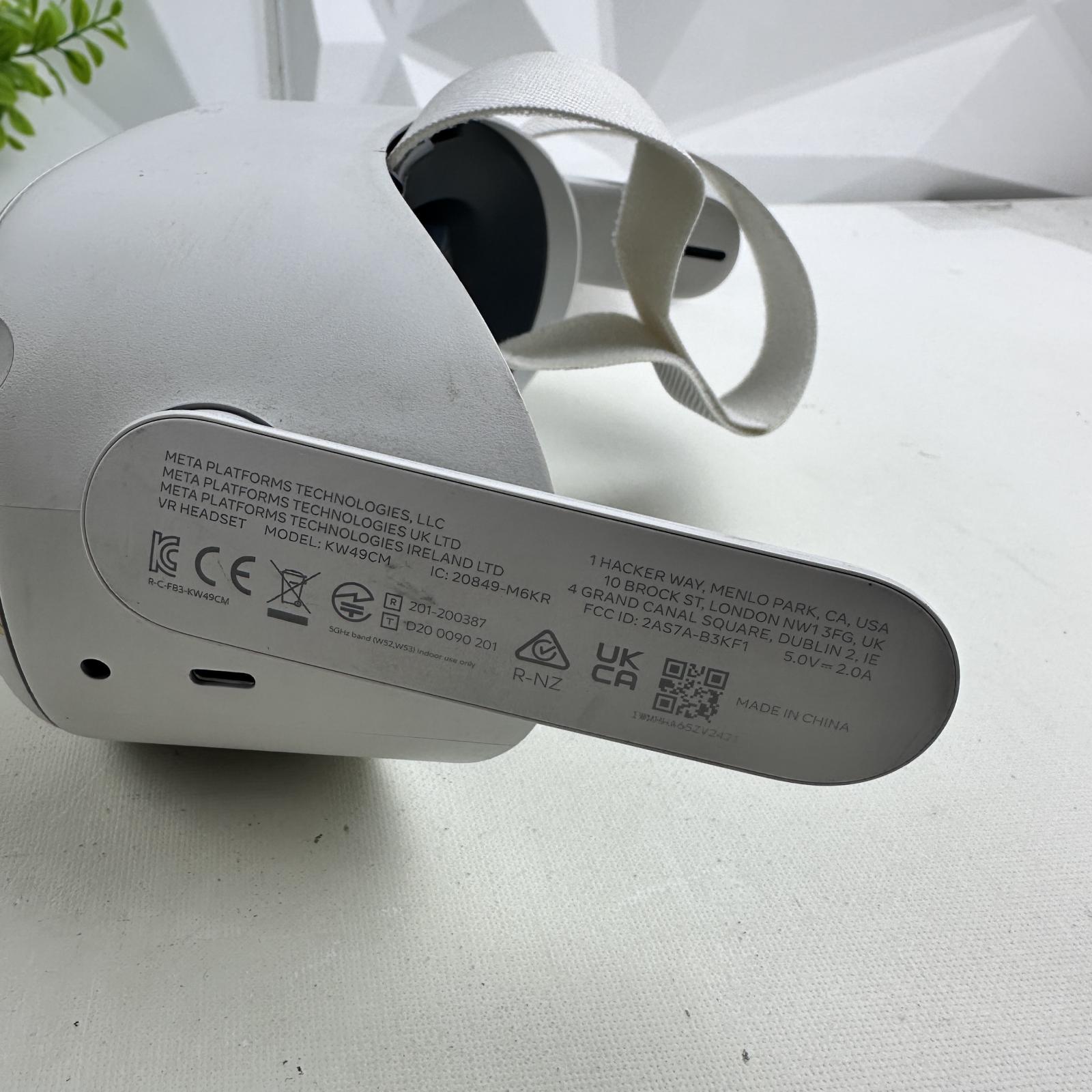 Meta Oculus Quest 2 128GB Standalone VR Headset - Photo 4