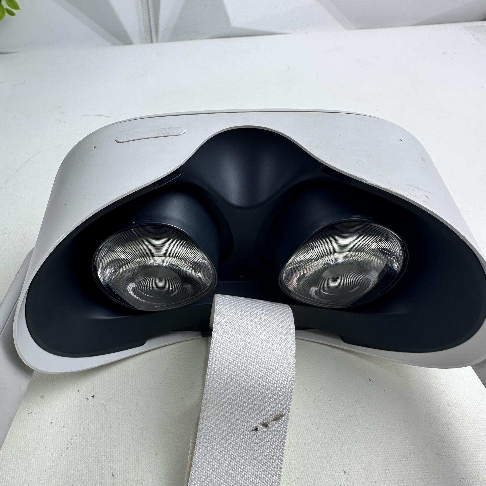 Meta Oculus Quest 2 128GB Standalone VR Headset - Photo 7