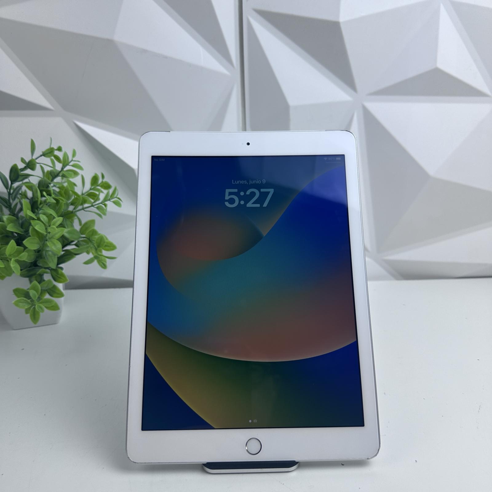 Apple iPad (5th Gen) WiFi + Cellular, 128GB, Silver - Photo 8