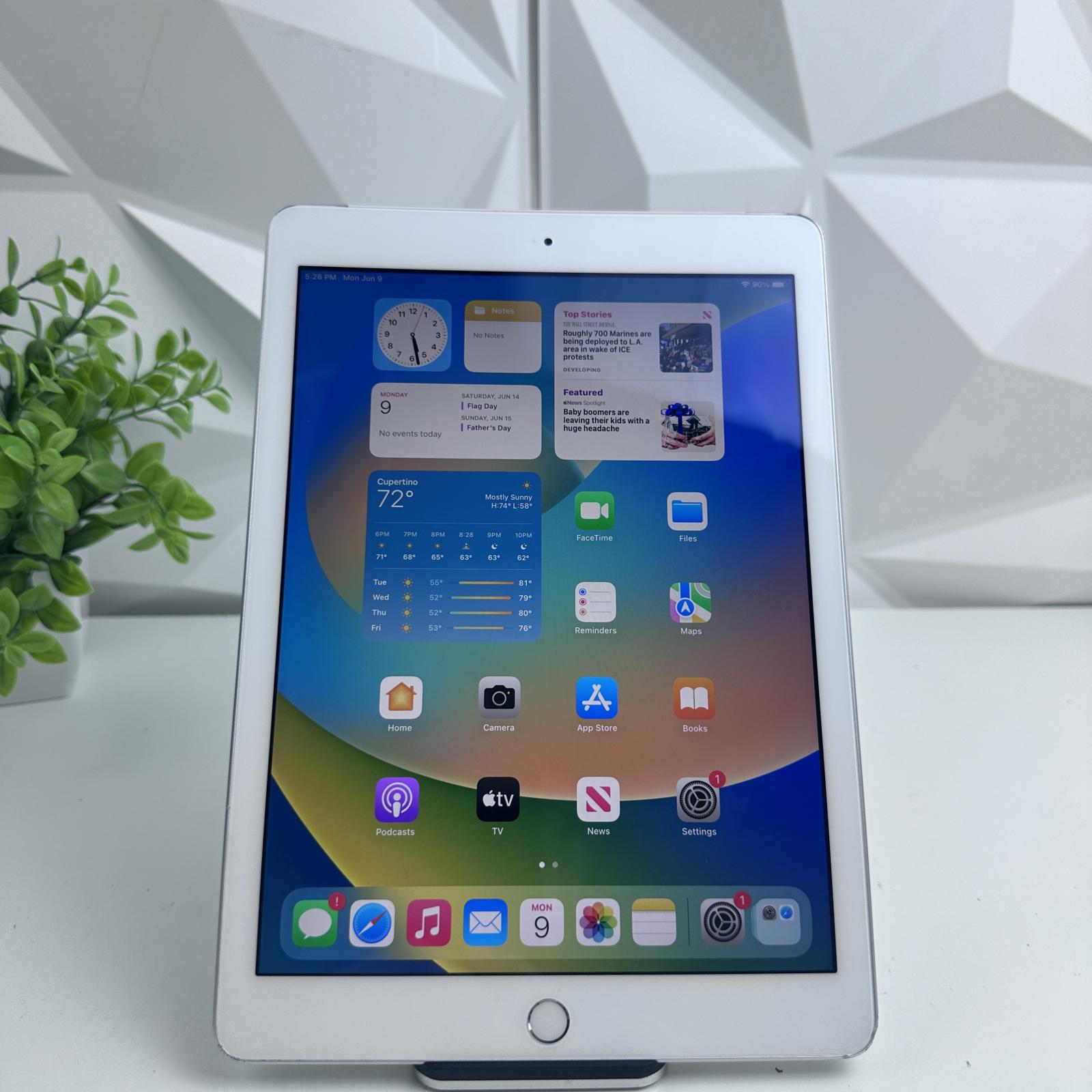 Apple iPad (5th Gen) WiFi + Cellular, 128GB, Silver - Photo 2