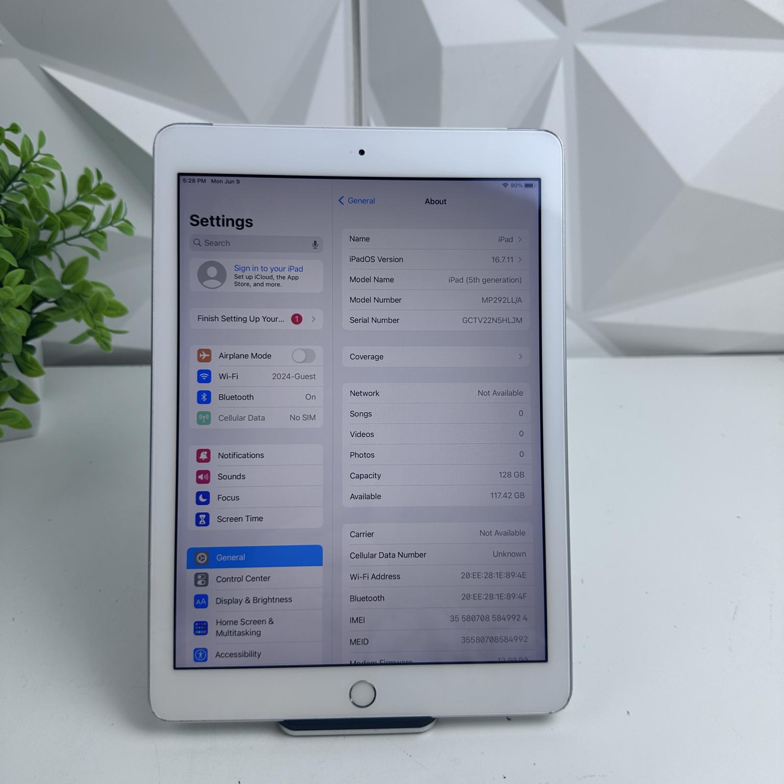 Apple iPad (5th Gen) WiFi + Cellular, 128GB, Silver - Photo 10