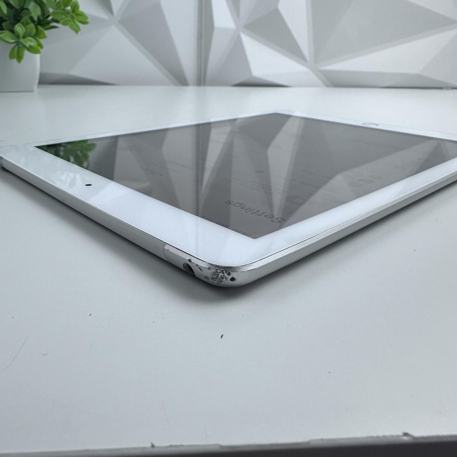 Apple iPad (5th Gen) WiFi + Cellular, 128GB, Silver - Photo 5