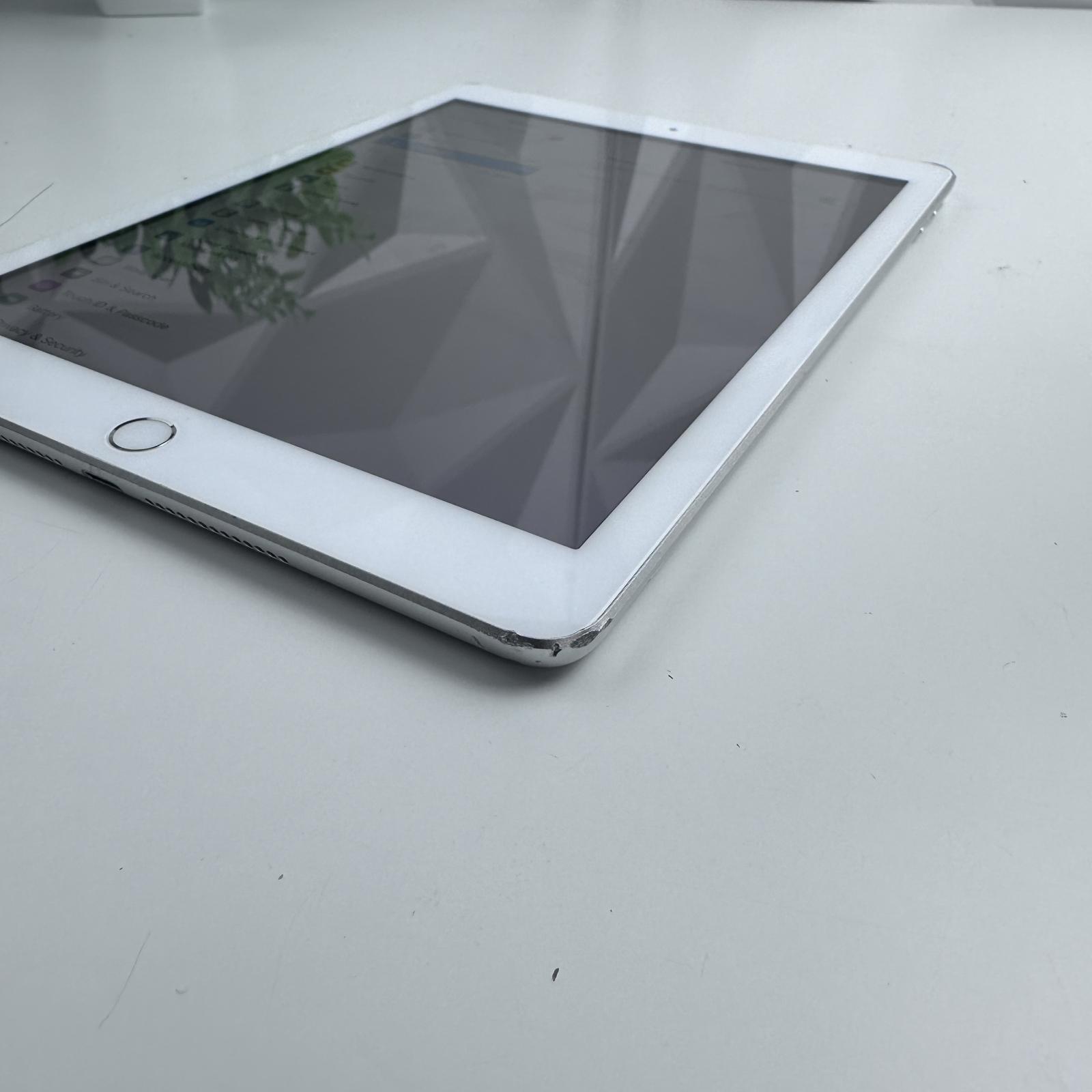 Apple iPad (5th Gen) WiFi + Cellular, 128GB, Silver - Photo 7