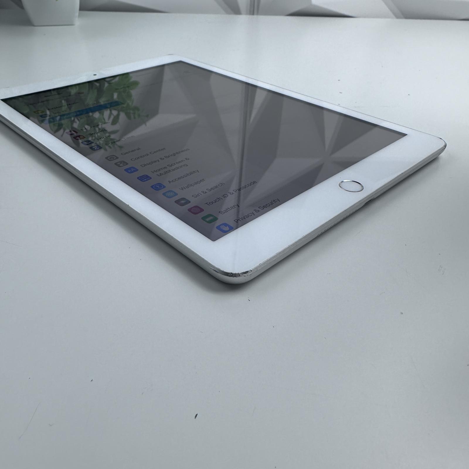 Apple iPad (5th Gen) WiFi + Cellular, 128GB, Silver - Photo 4