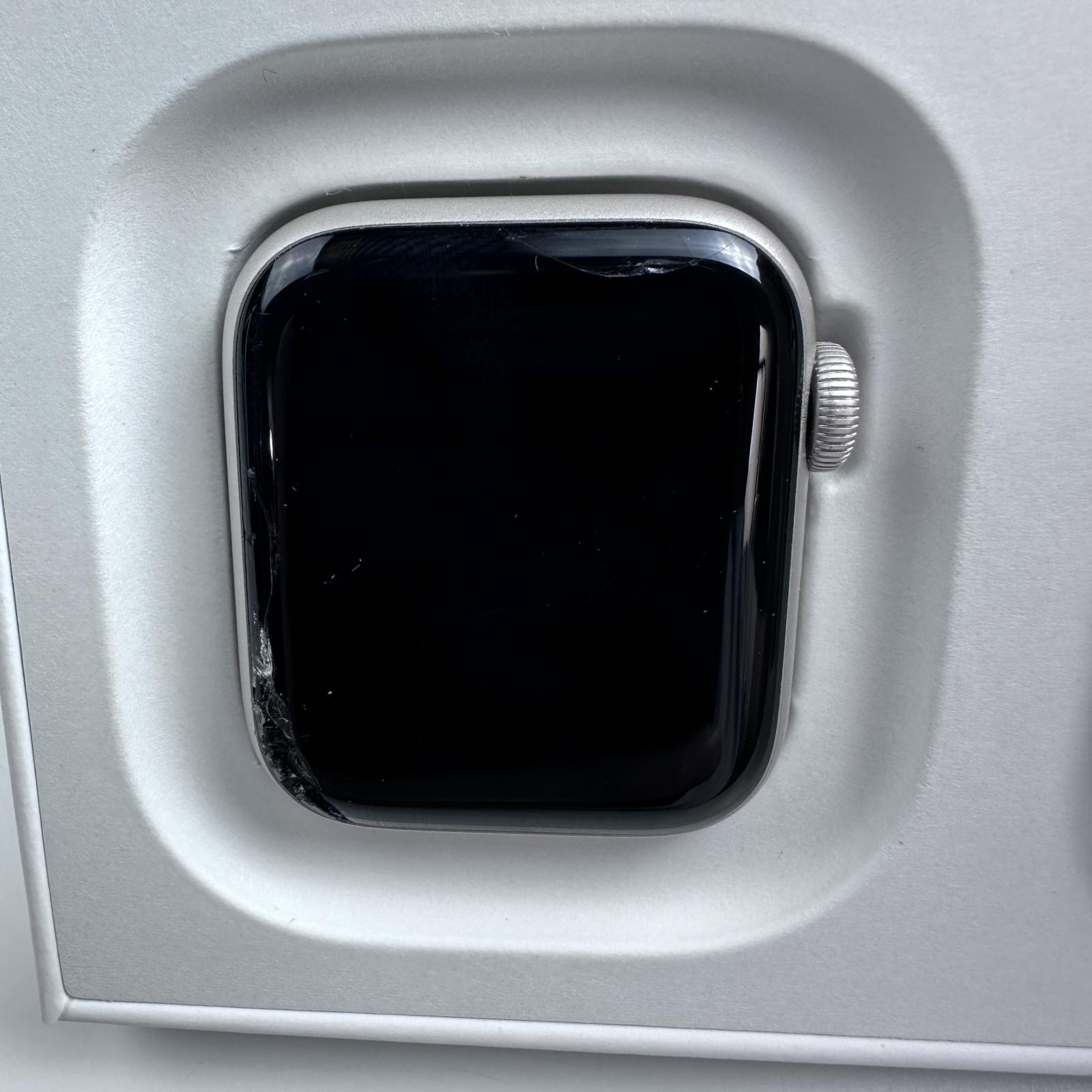 Apple Watch SE (Gen 2, Cellular) 40mm Starlight AL Case, Sport Band - Photo 2