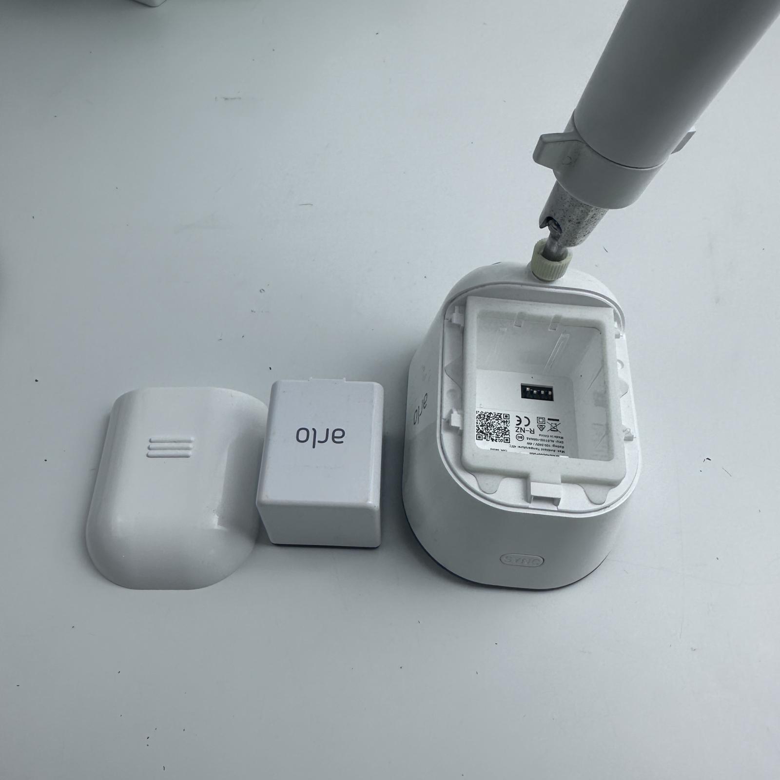 Netgear Arlo AL1101 Wireless Add-On Smart Security Light - Photo 3