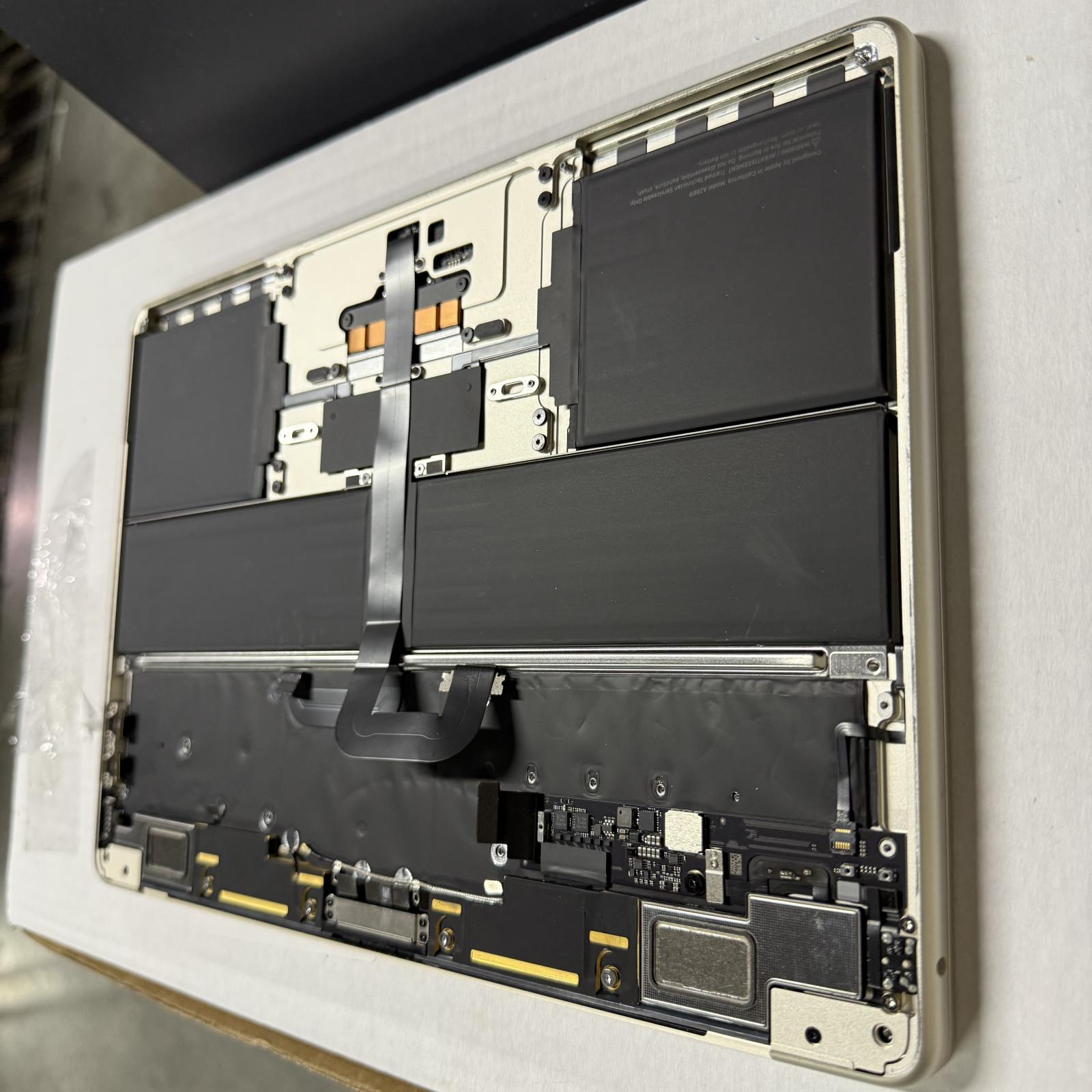MacBook Air (13.6-inch, A2681) Full Parts Replacement - Photo 4