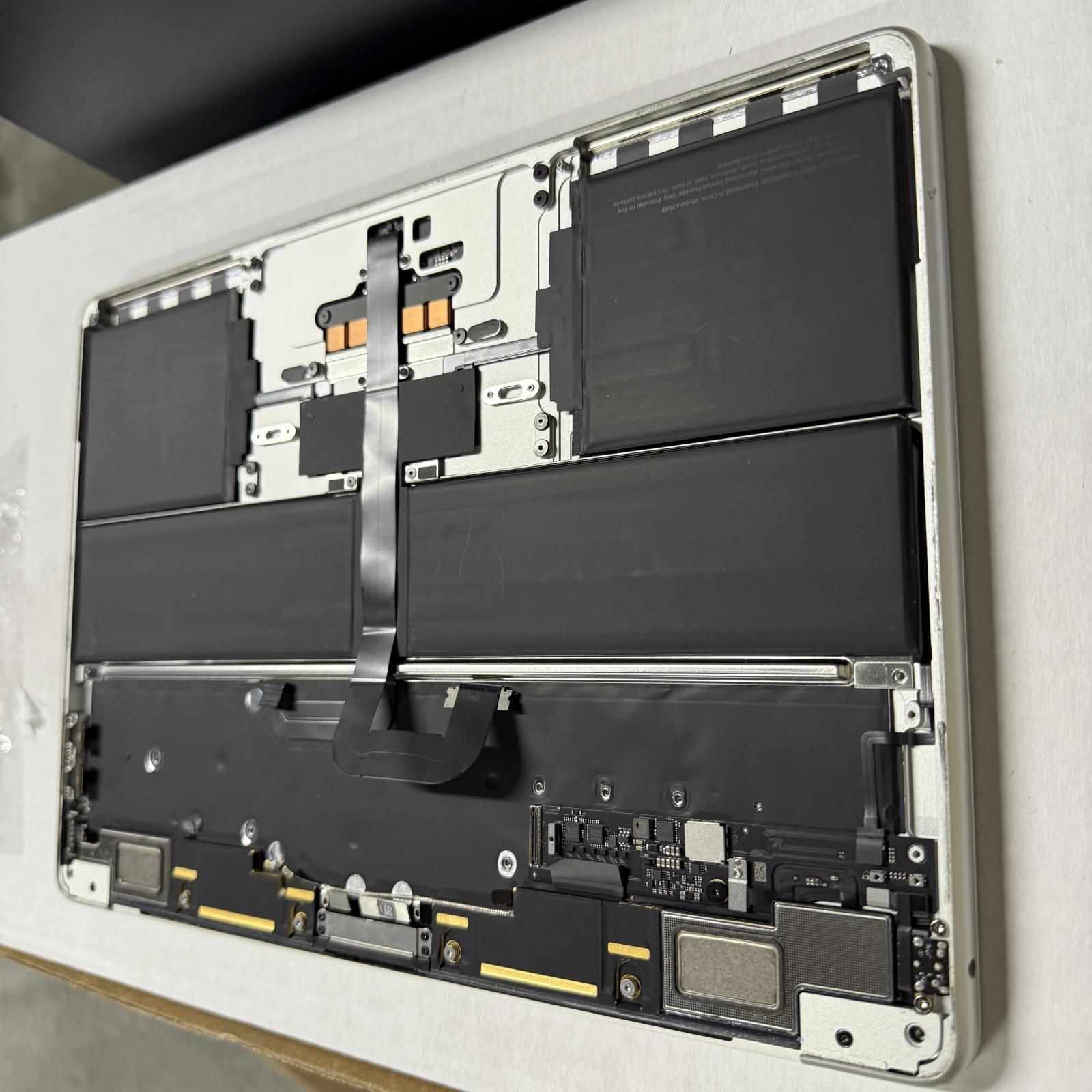 MacBook Air (13.6-inch, A2681) Full Parts Replacement - Photo 8