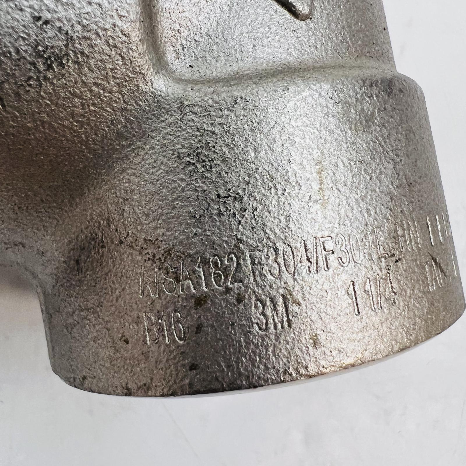 ASME B16.11 1-1/4" 90° Elbow F304/L Stainless Steel Threaded Pipe Fitting - Photo 6