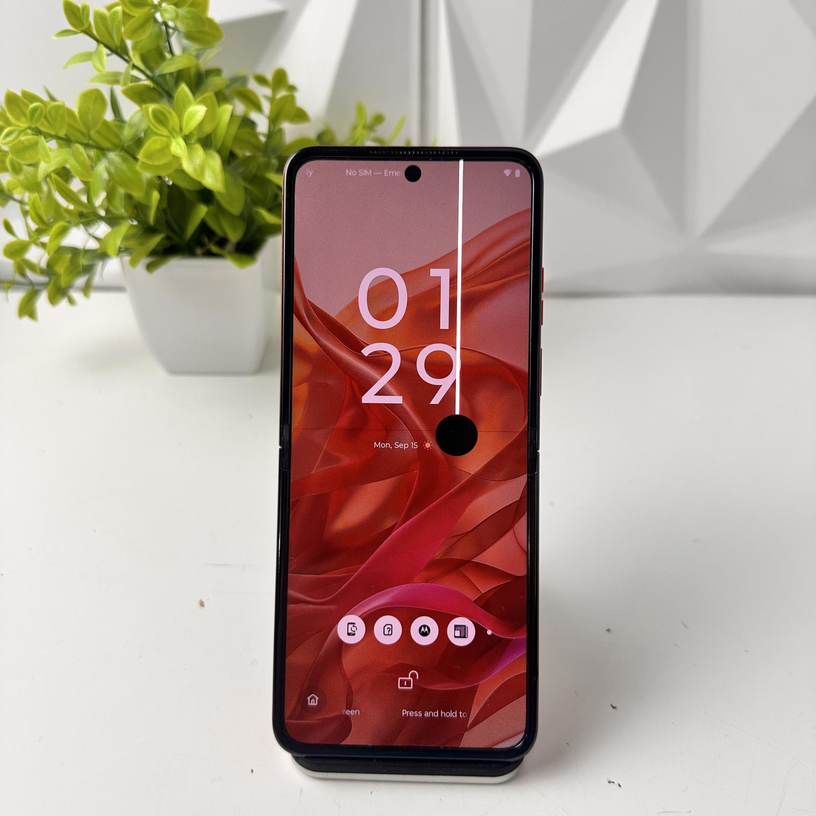 Motorola Razr 5G 2024, 256GB, CRICKET WIRELESS LOCKED - Photo 9