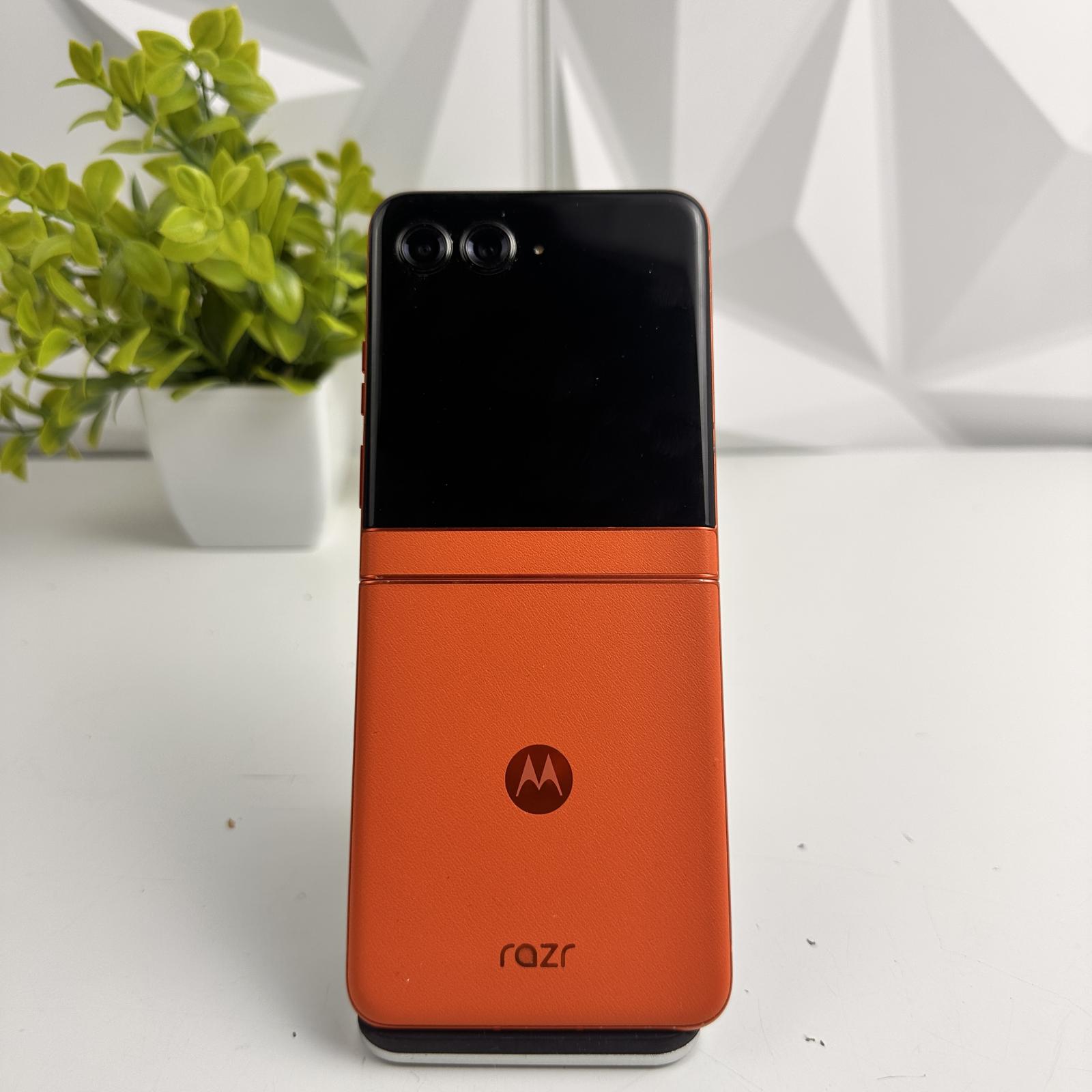 Motorola Razr 5G 2024, 256GB, CRICKET WIRELESS LOCKED - Photo 3