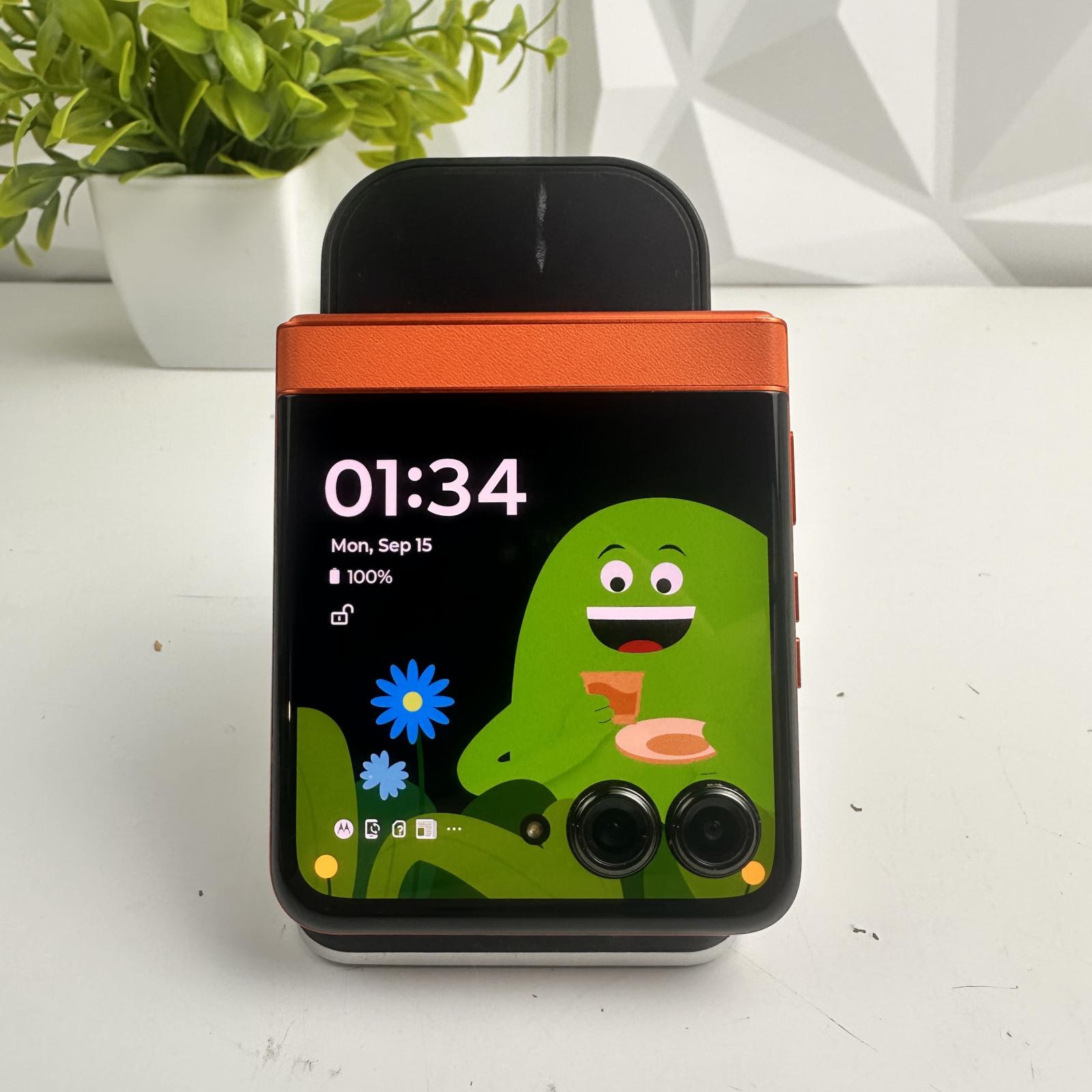 Motorola Razr 5G 2024, 256GB, CRICKET WIRELESS LOCKED - Photo 6