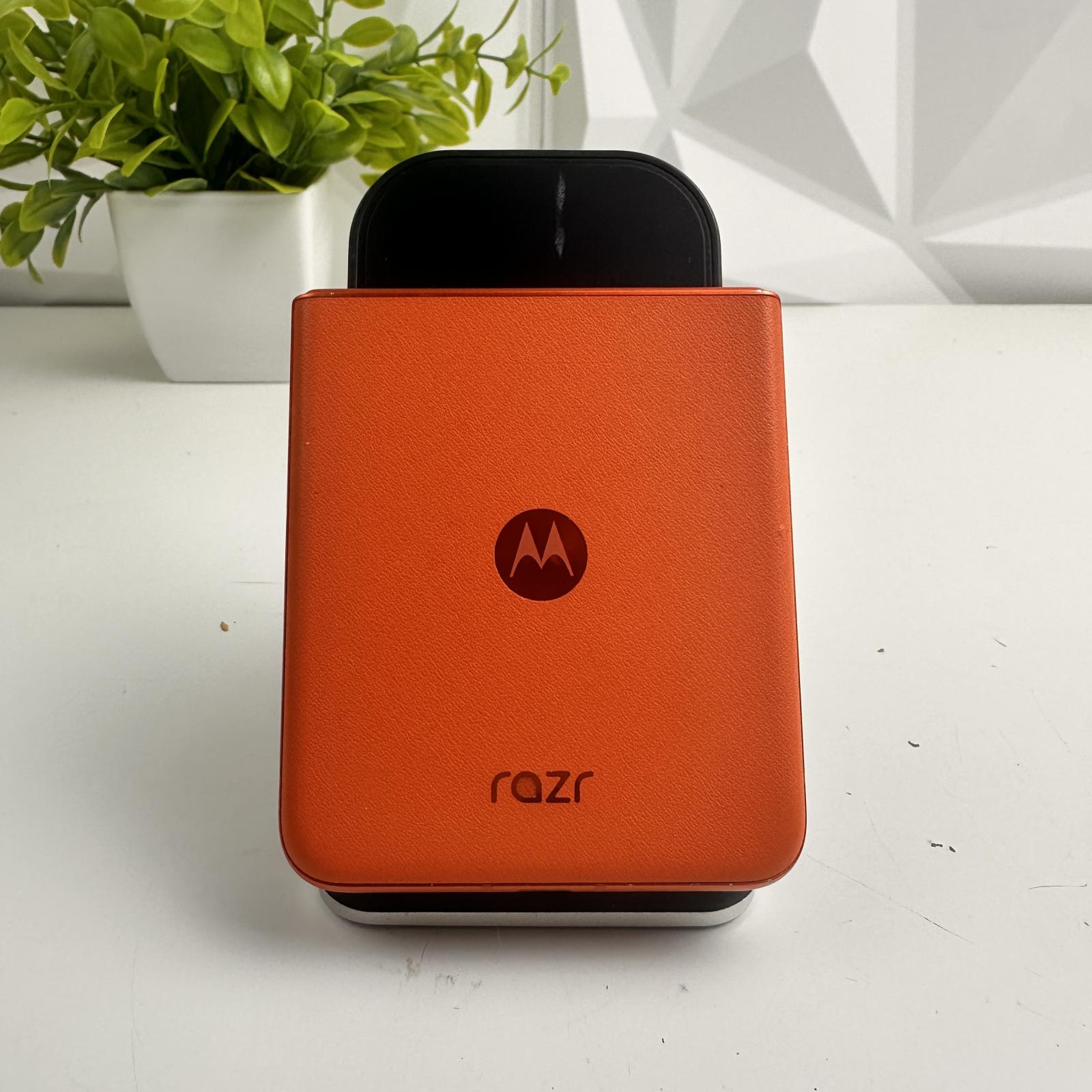 Motorola Razr 5G 2024, 256GB, CRICKET WIRELESS LOCKED - Photo 7