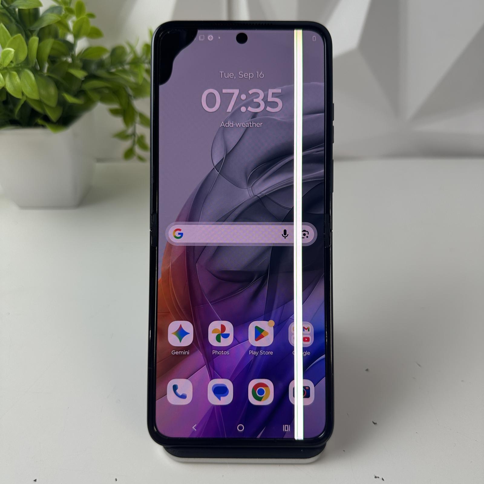 Motorola Razr 5G 2024, 256GB, Black - Photo 2