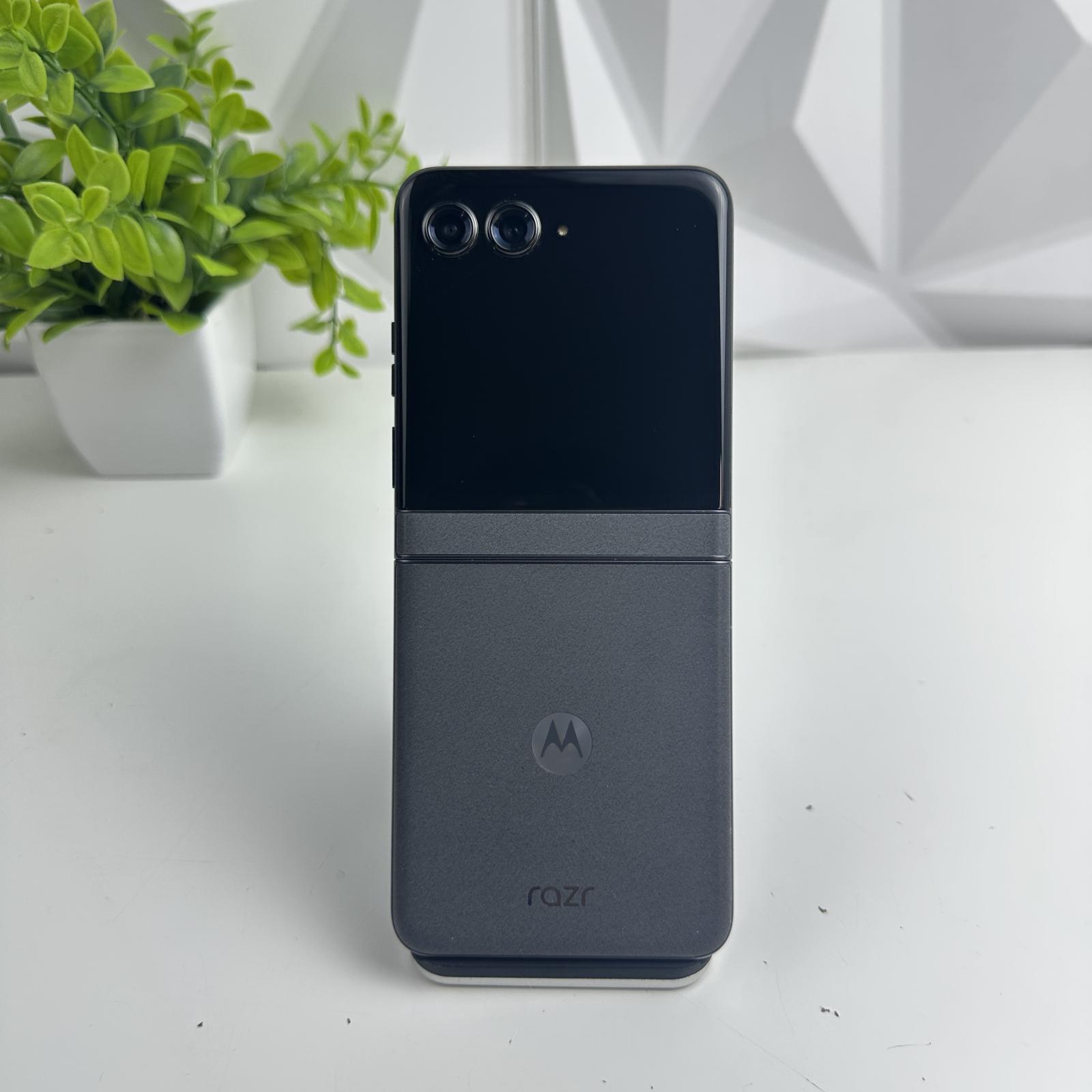 Motorola Razr 5G 2024, 256GB, Black - Photo 3