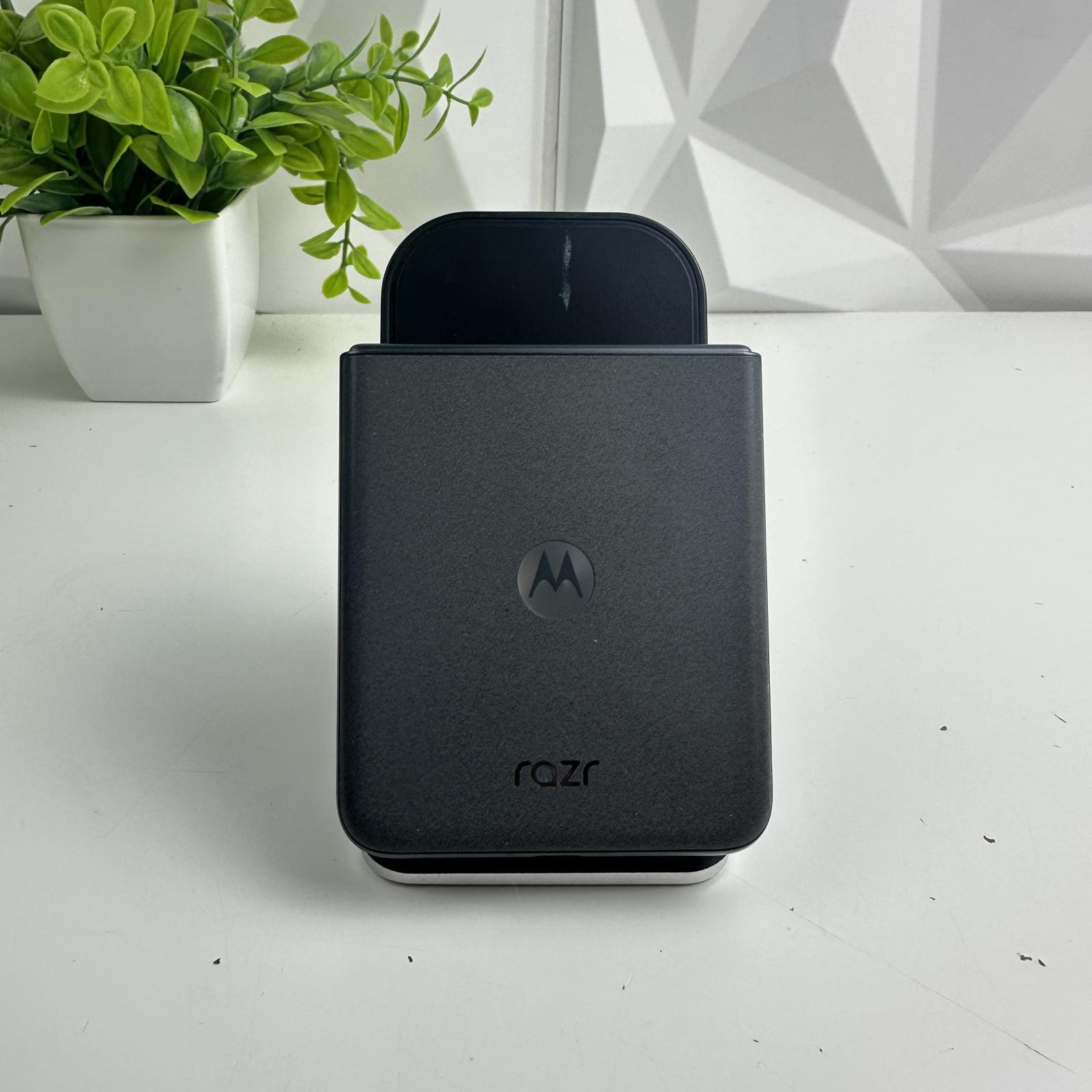 Motorola Razr 5G 2024, 256GB, Black - Photo 11