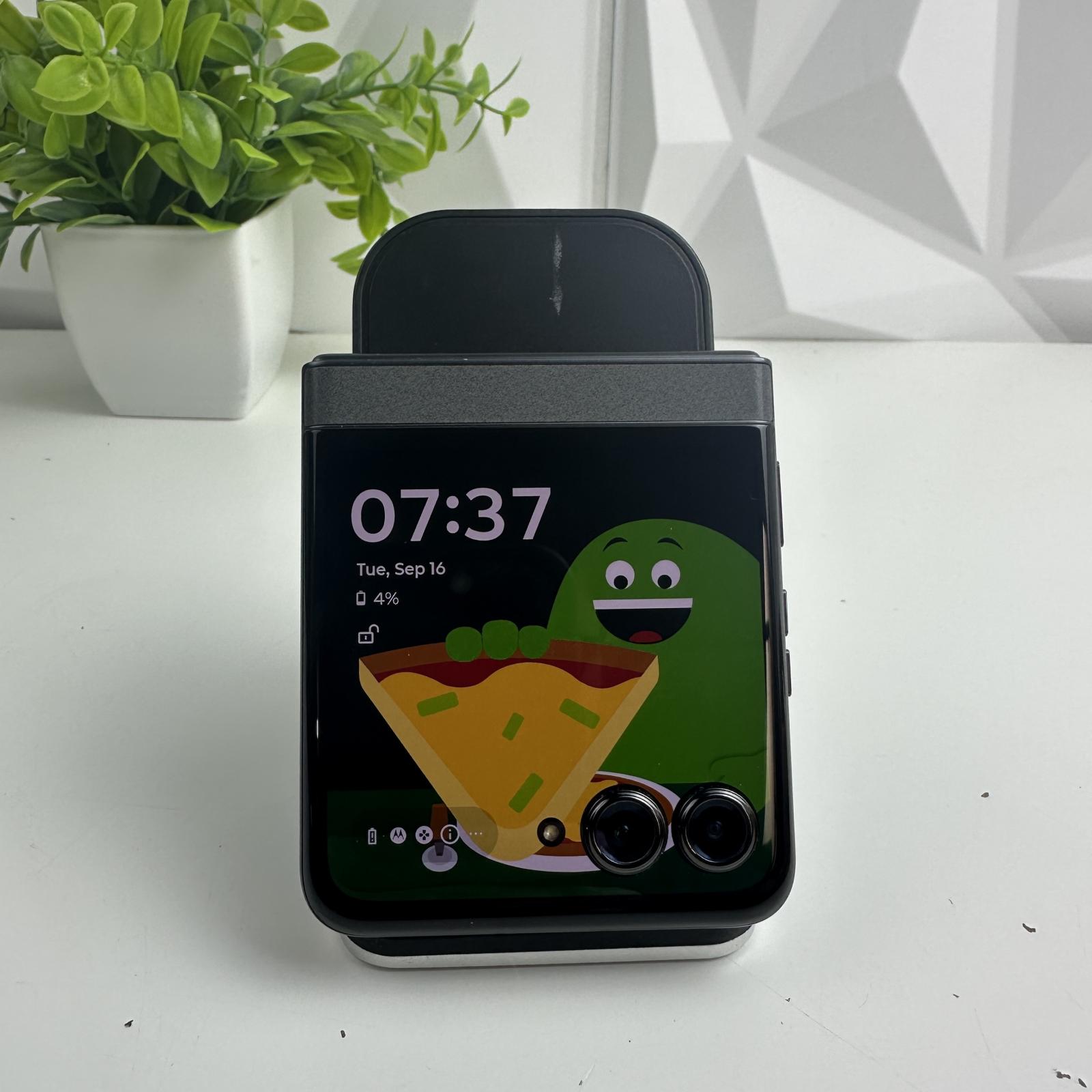 Motorola Razr 5G 2024, 256GB, Black - Photo 7