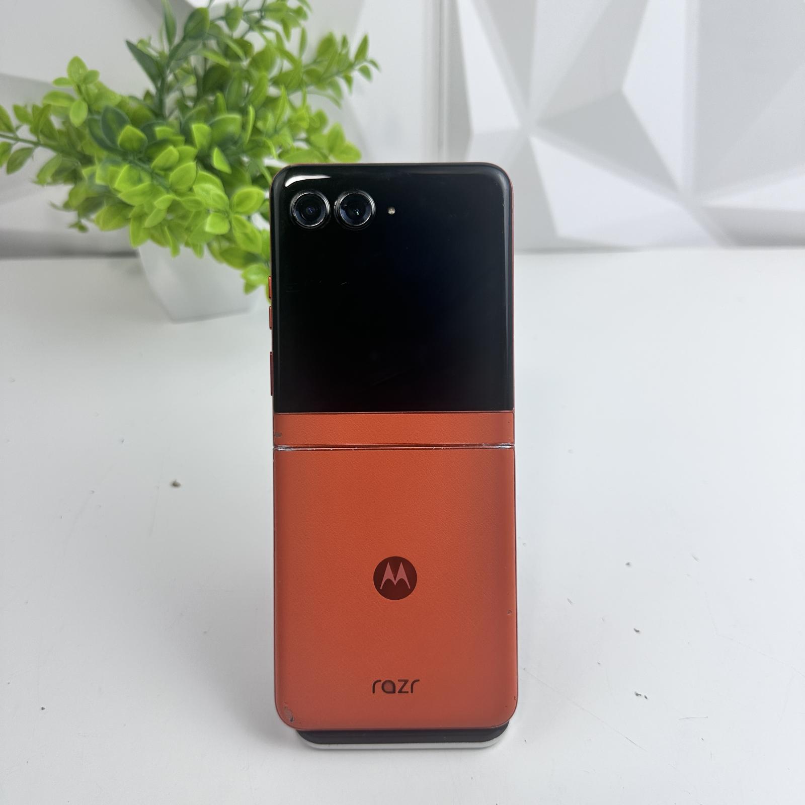 Motorola Razr 5G (2024) XT2453-5 | 256GB | Orange | Cricket Wireless - Photo 2