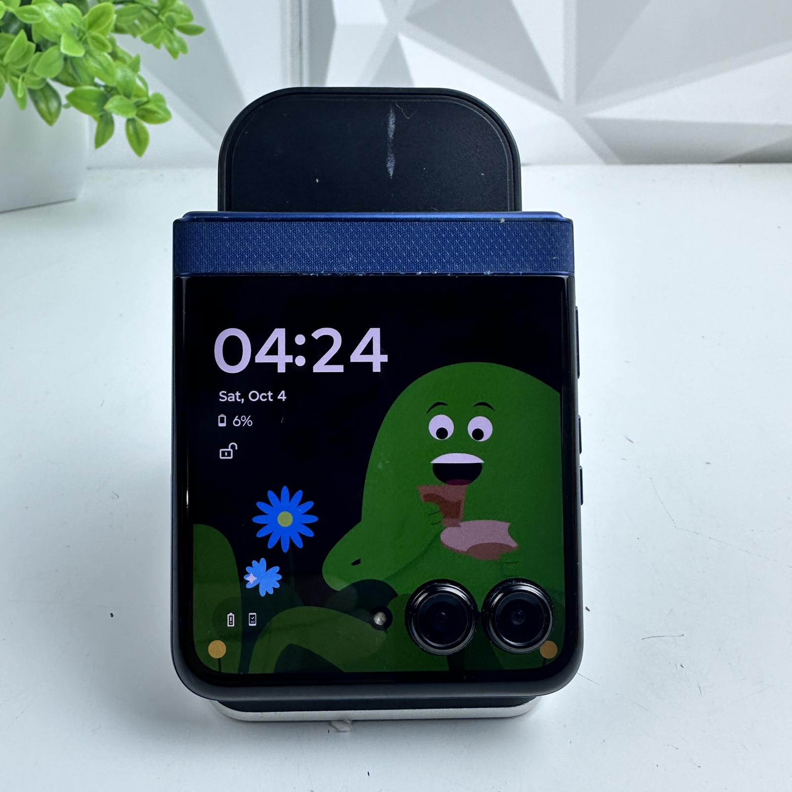 Motorola Razr 5G 256GB, Cricket Wireless Locked *SCREEN DAMAGED* - Photo 5