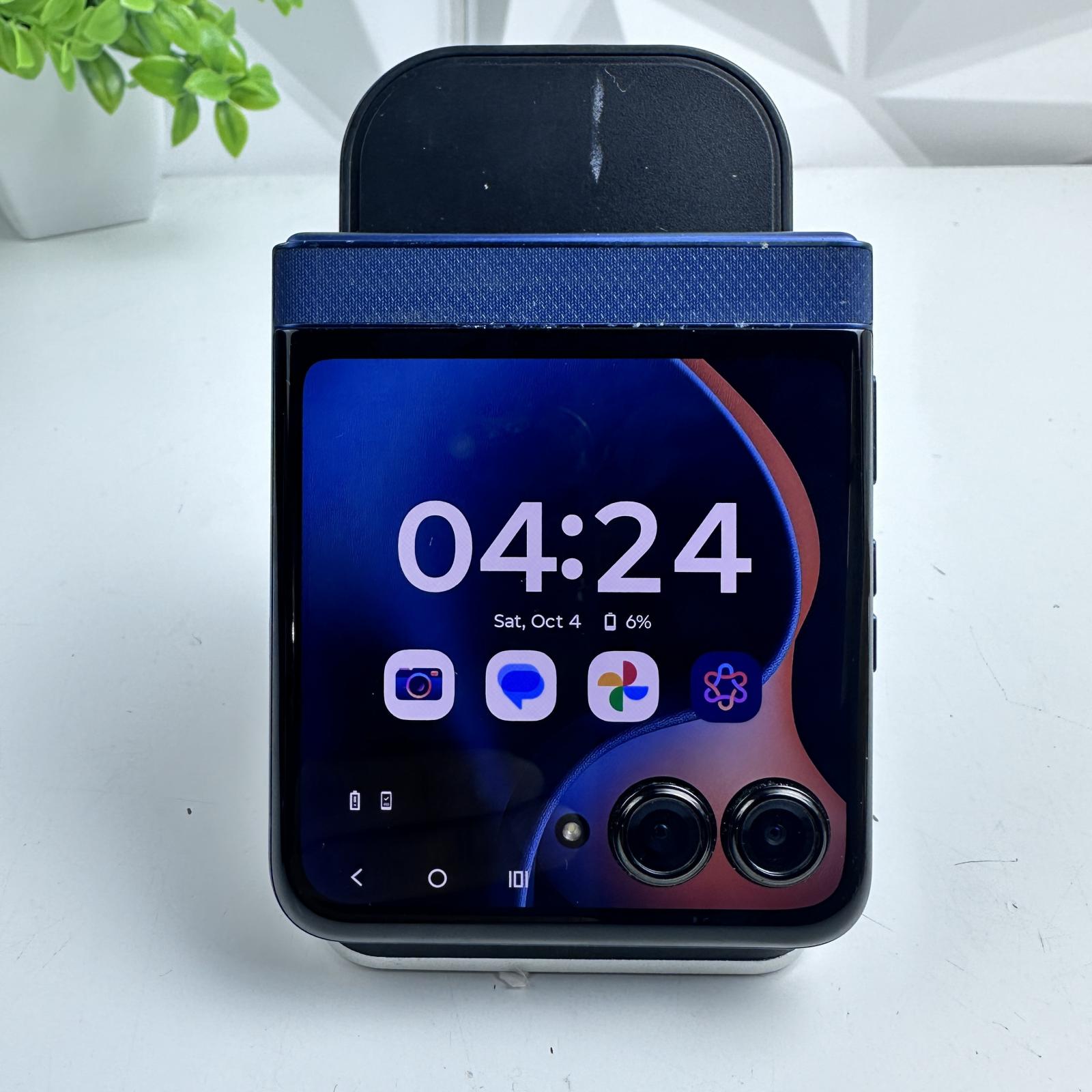 Motorola Razr 5G 256GB, Cricket Wireless Locked *SCREEN DAMAGED* - Photo 3