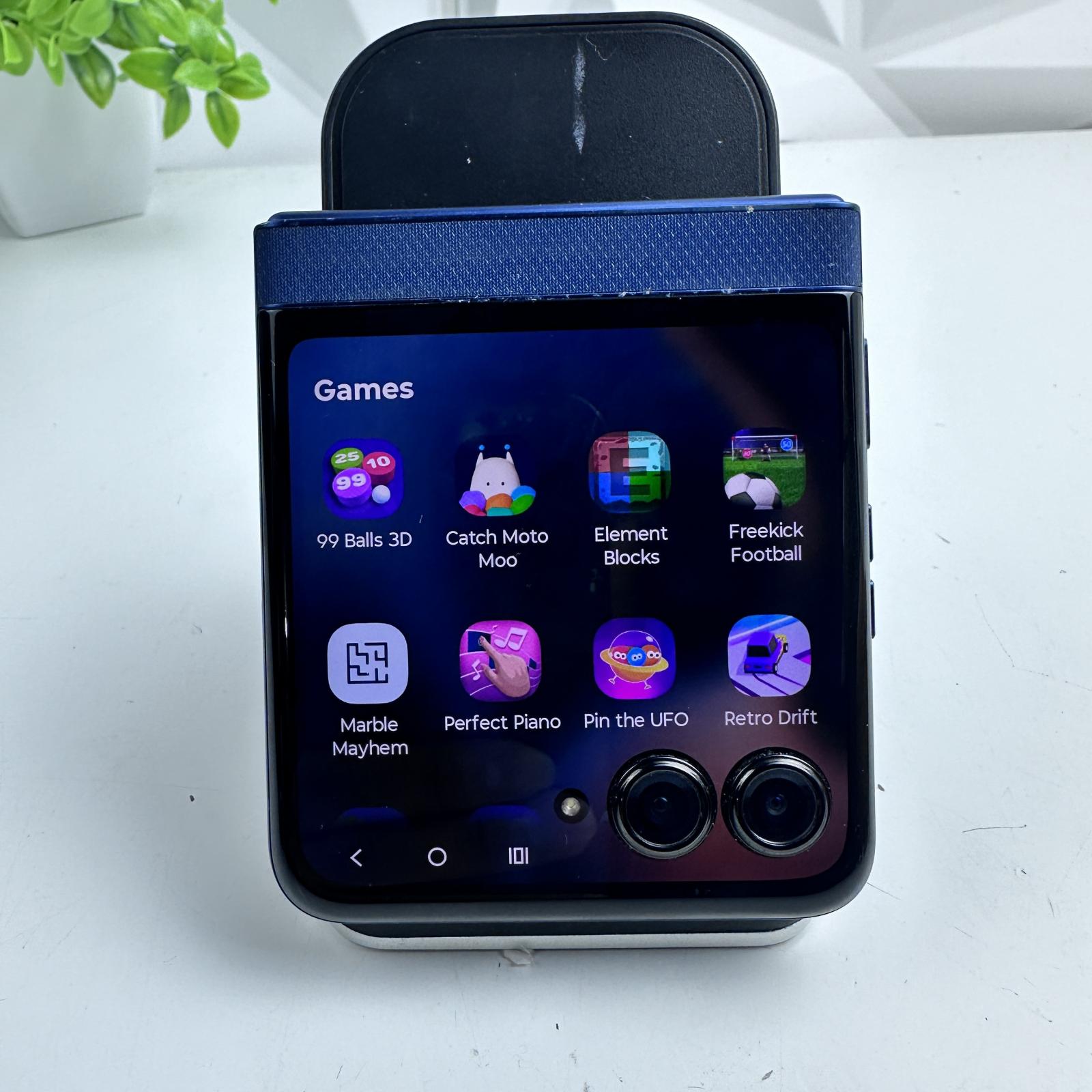 Motorola Razr 5G 256GB, Cricket Wireless Locked *SCREEN DAMAGED* - Photo 4