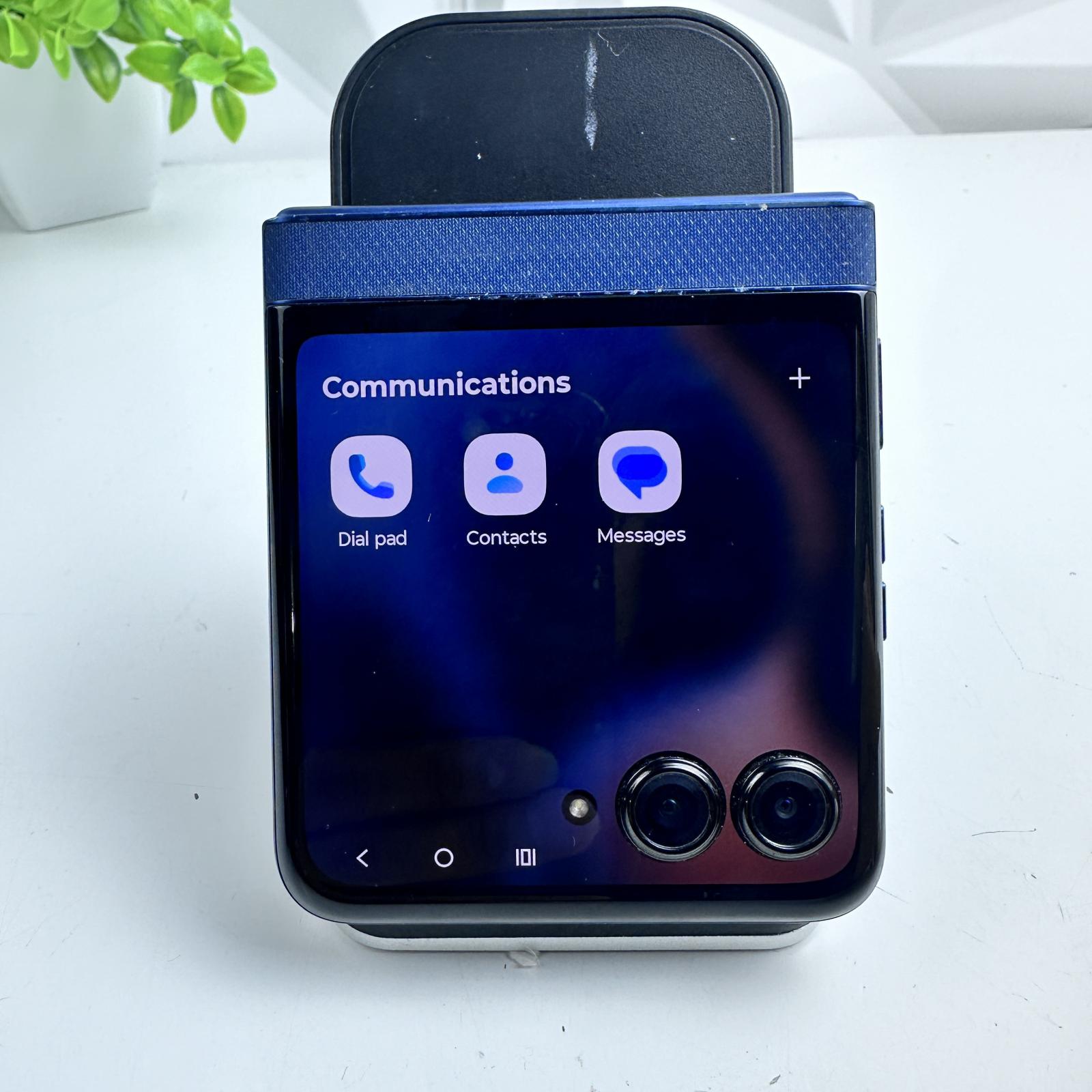 Motorola Razr 5G 256GB, Cricket Wireless Locked *SCREEN DAMAGED* - Photo 6