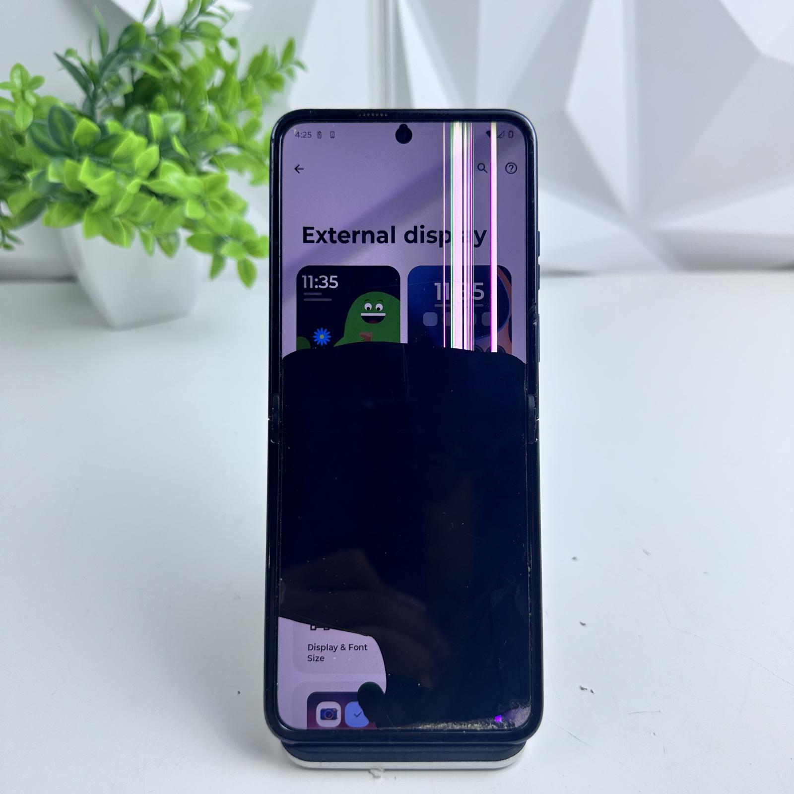 Motorola Razr 5G 256GB, Cricket Wireless Locked *SCREEN DAMAGED* - Photo 2