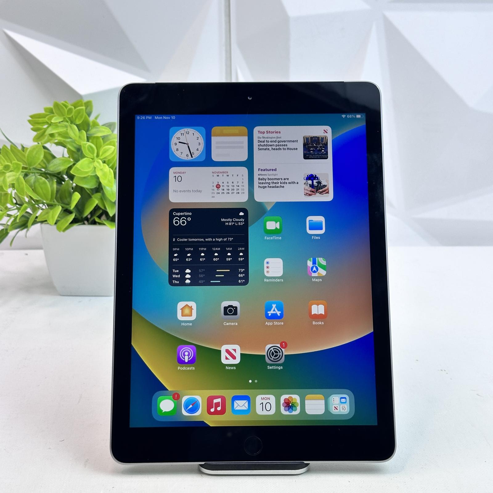 Apple iPad (5th Generation, Wi-Fi, 9.7" Display) 32GB, Space Gray - Photo 3