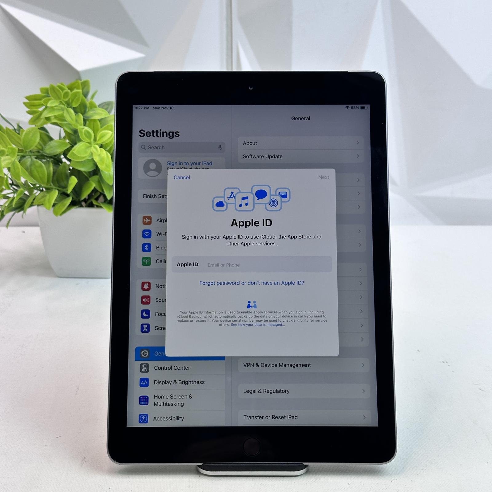 Apple iPad (5th Generation, Wi-Fi, 9.7" Display) 32GB, Space Gray - Photo 4