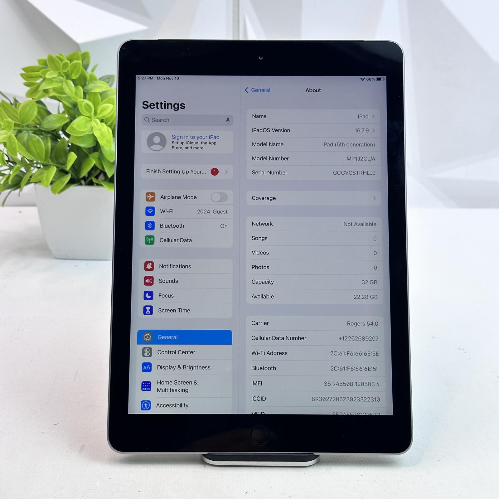 Apple iPad (5th Generation, Wi-Fi, 9.7" Display) 32GB, Space Gray - Photo 8