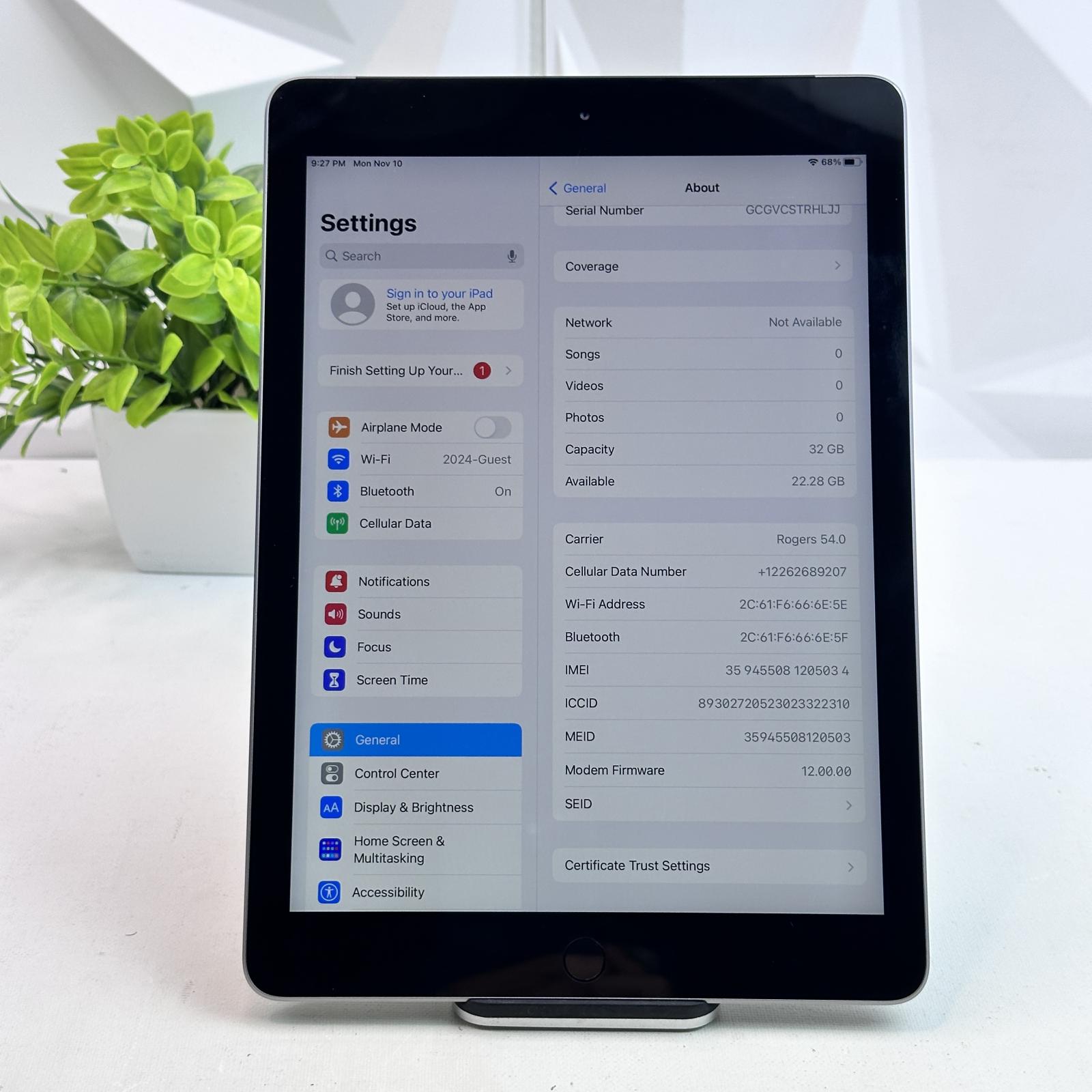 Apple iPad (5th Generation, Wi-Fi, 9.7" Display) 32GB, Space Gray - Photo 5