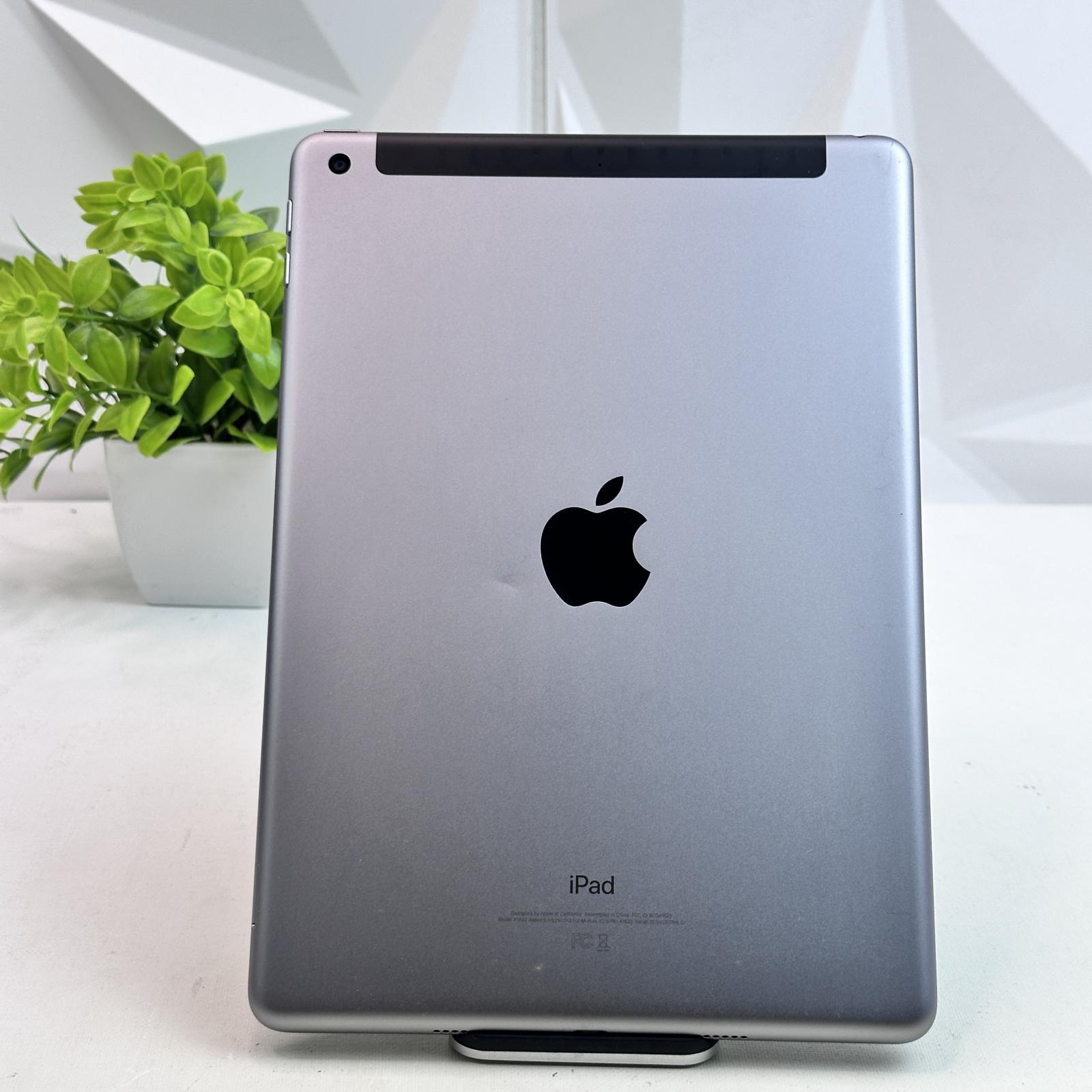 Apple iPad (5th Generation, Wi-Fi, 9.7" Display) 32GB, Space Gray - Photo 2