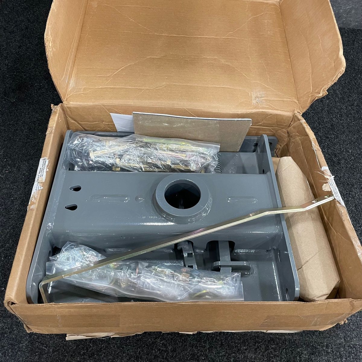 B&W GNRC816 Turnoverball Gooseneck Hitch Kit for GNRM1117 - Photo 4