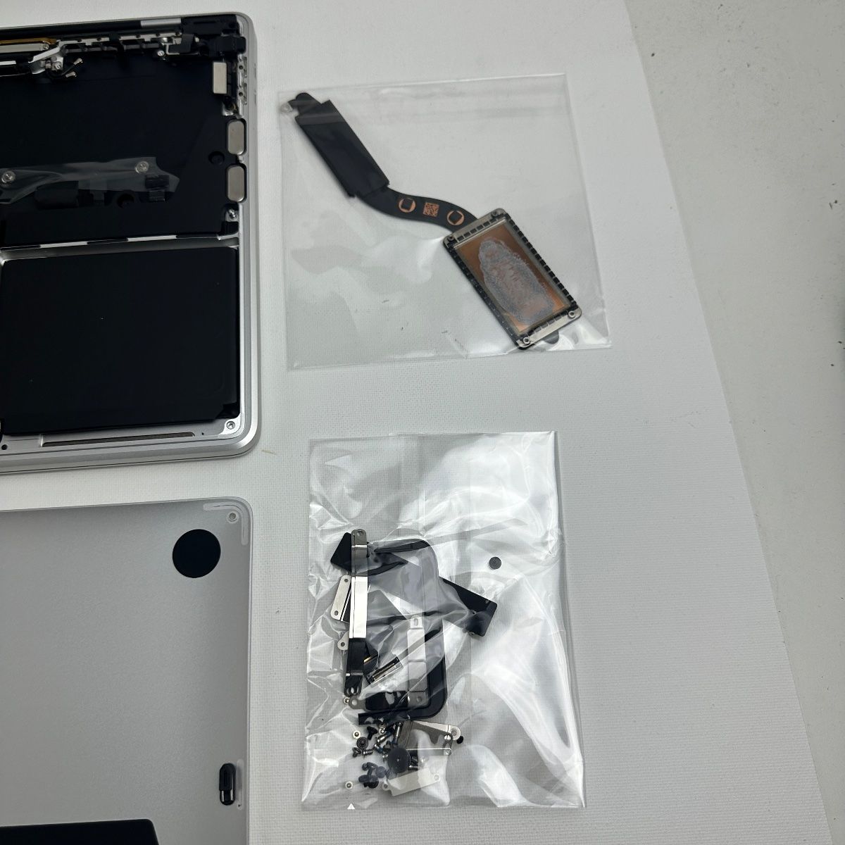 MacBook Pro (13-inch, 2020) | Full Parts Replacement - Photo 6