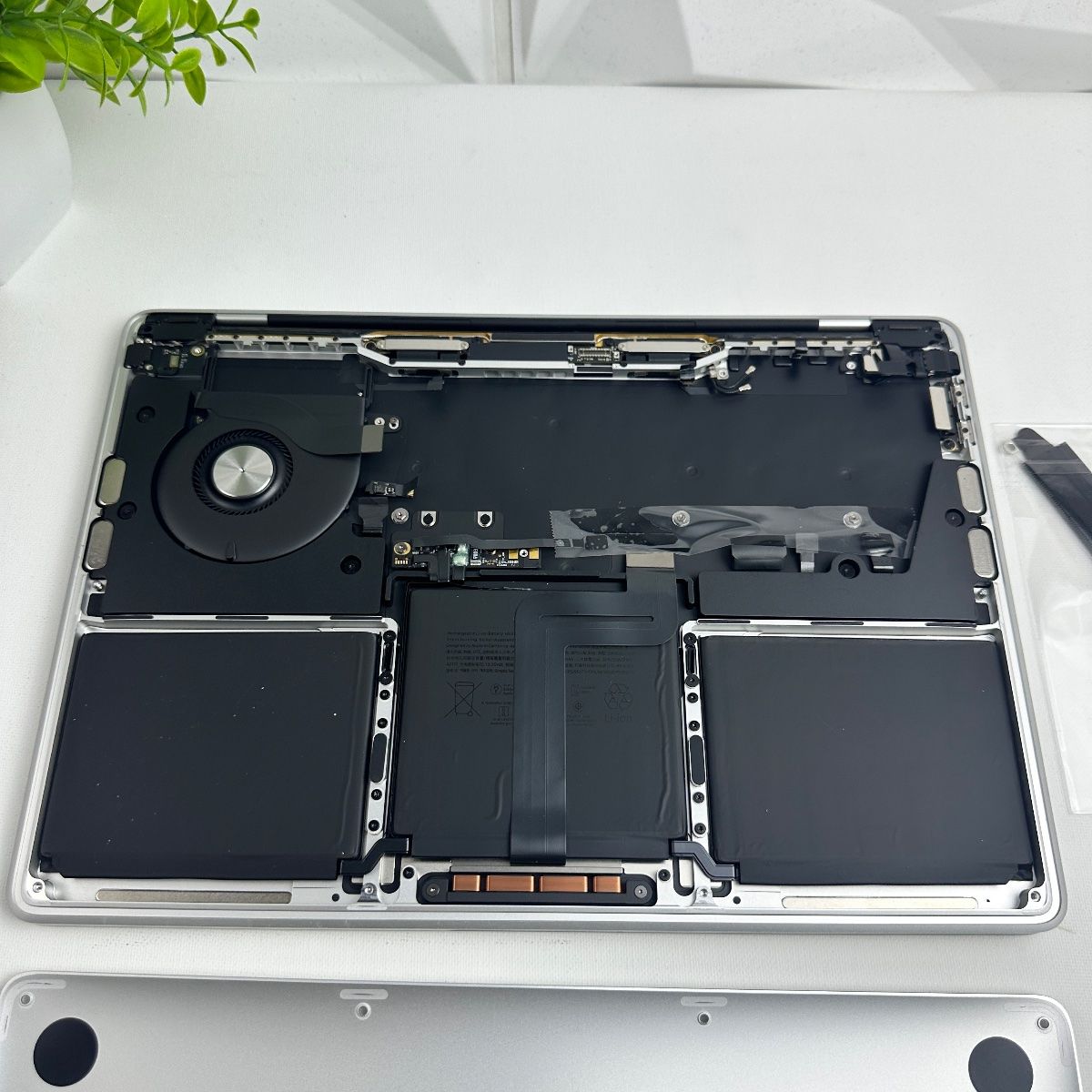 MacBook Pro (13-inch, 2020) | Full Parts Replacement - Photo 7