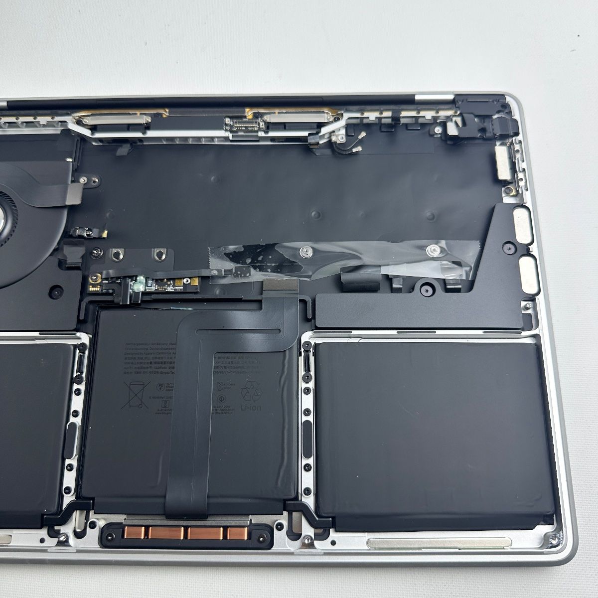 MacBook Pro (13-inch, 2020) | Full Parts Replacement - Photo 8