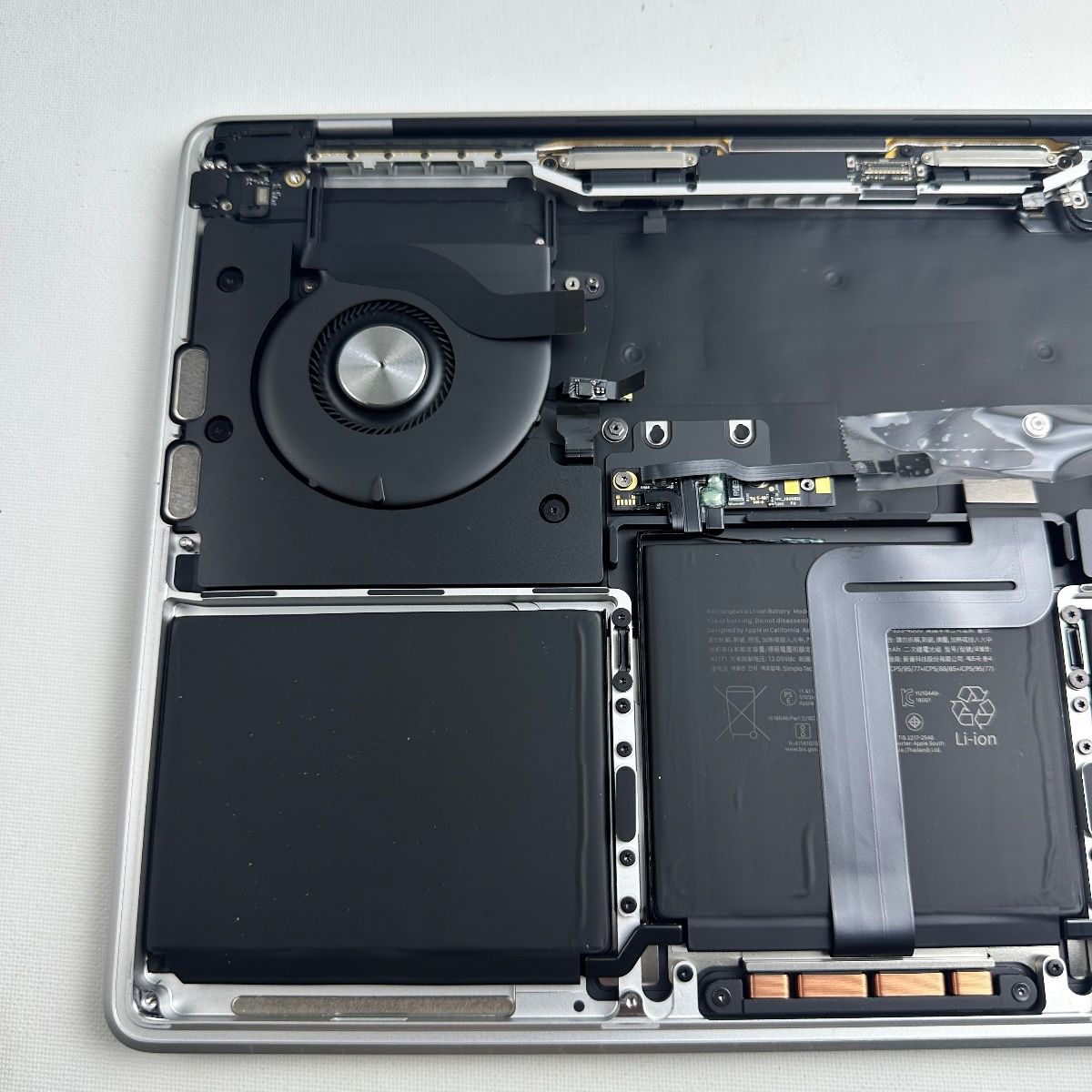 MacBook Pro (13-inch, 2020) | Full Parts Replacement - Photo 10