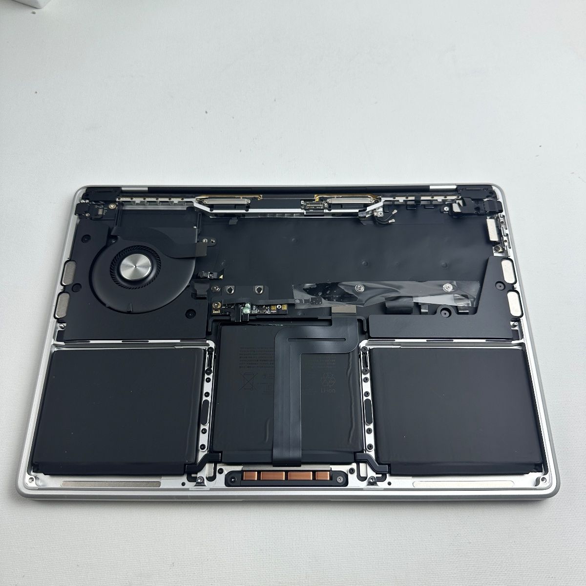 MacBook Pro (13-inch, 2020) | Full Parts Replacement - Photo 11