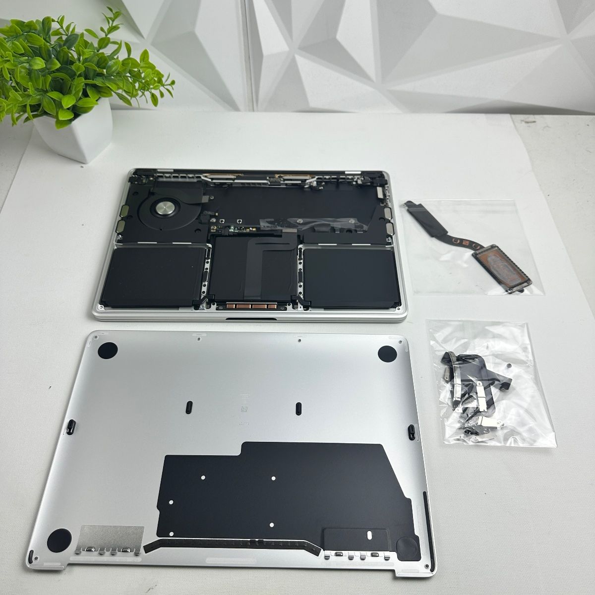 MacBook Pro (13-inch, 2020) | Full Parts Replacement - Photo 12