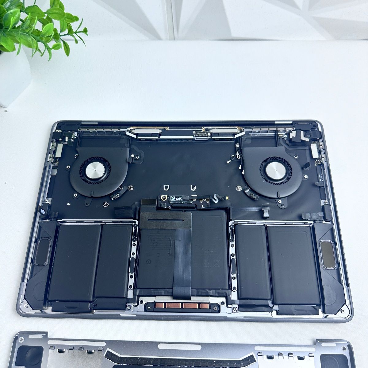 MacBook Pro (13-inch, 2020, A2251) | Full Parts Replacement - Photo 12