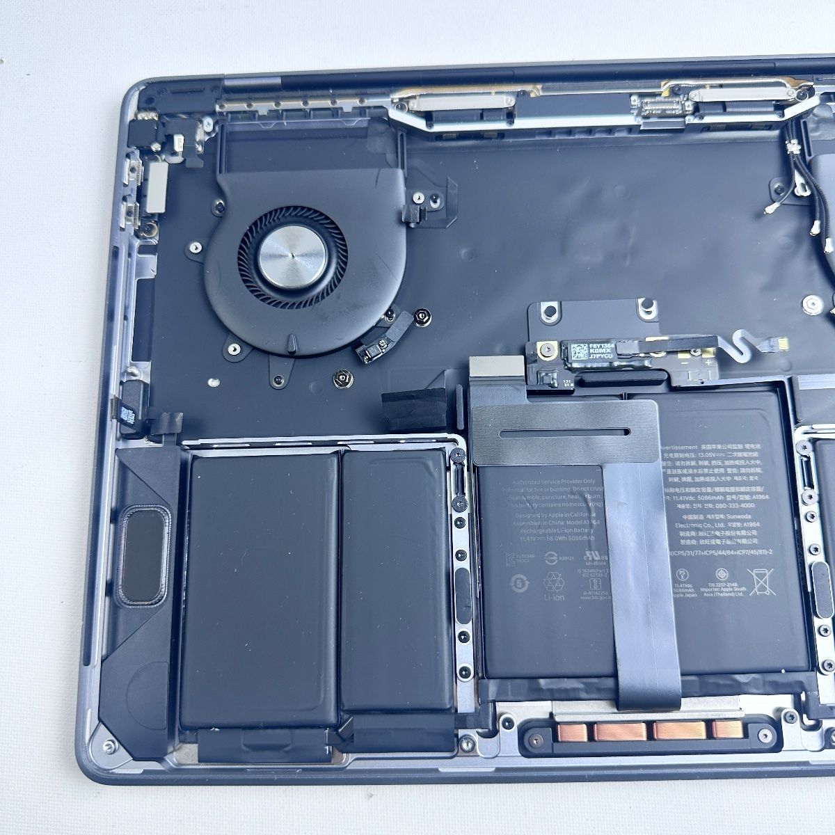 MacBook Pro (13-inch, 2020, A2251) | Full Parts Replacement - Photo 13