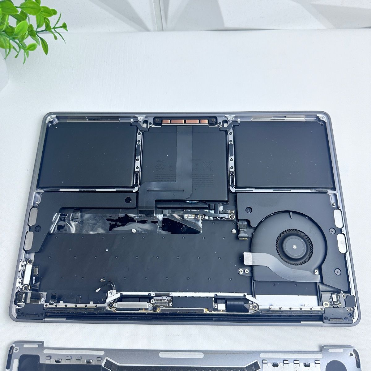 MacBook Pro (13-inch, 2019, A2159) | Full Parts Replacement - Photo 10