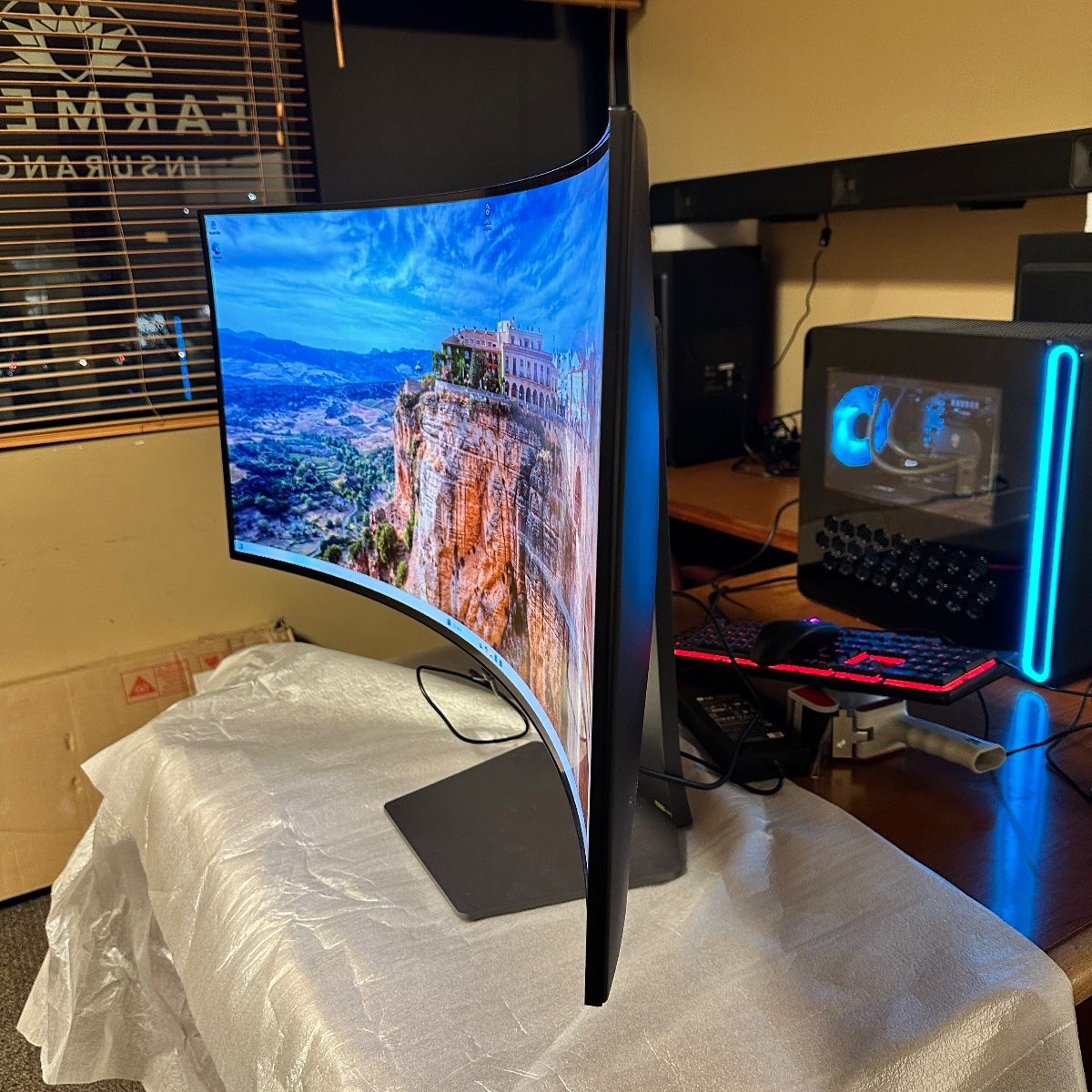 LG UltraGear 39GS95QE-B 39" Curved OLED Gaming Monitor - Photo 5