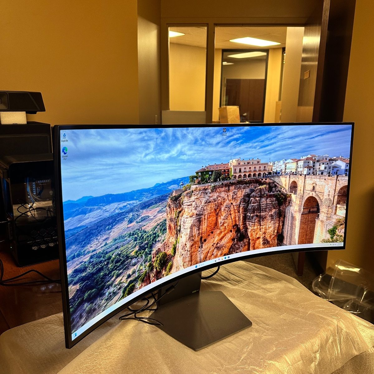 LG UltraGear 39GS95QE-B 39" Curved OLED Gaming Monitor - Photo 3